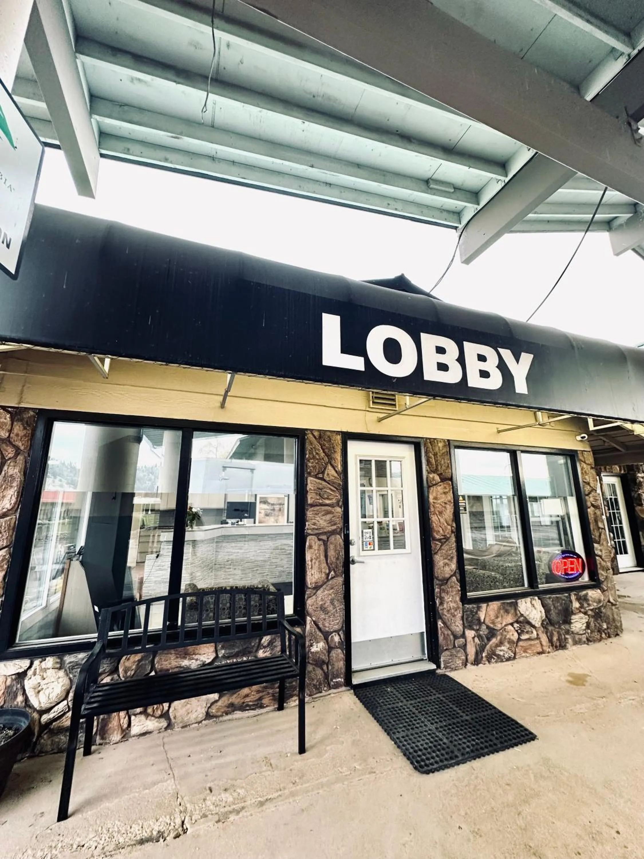 Lobby or reception in Okanagan Seasons Resort