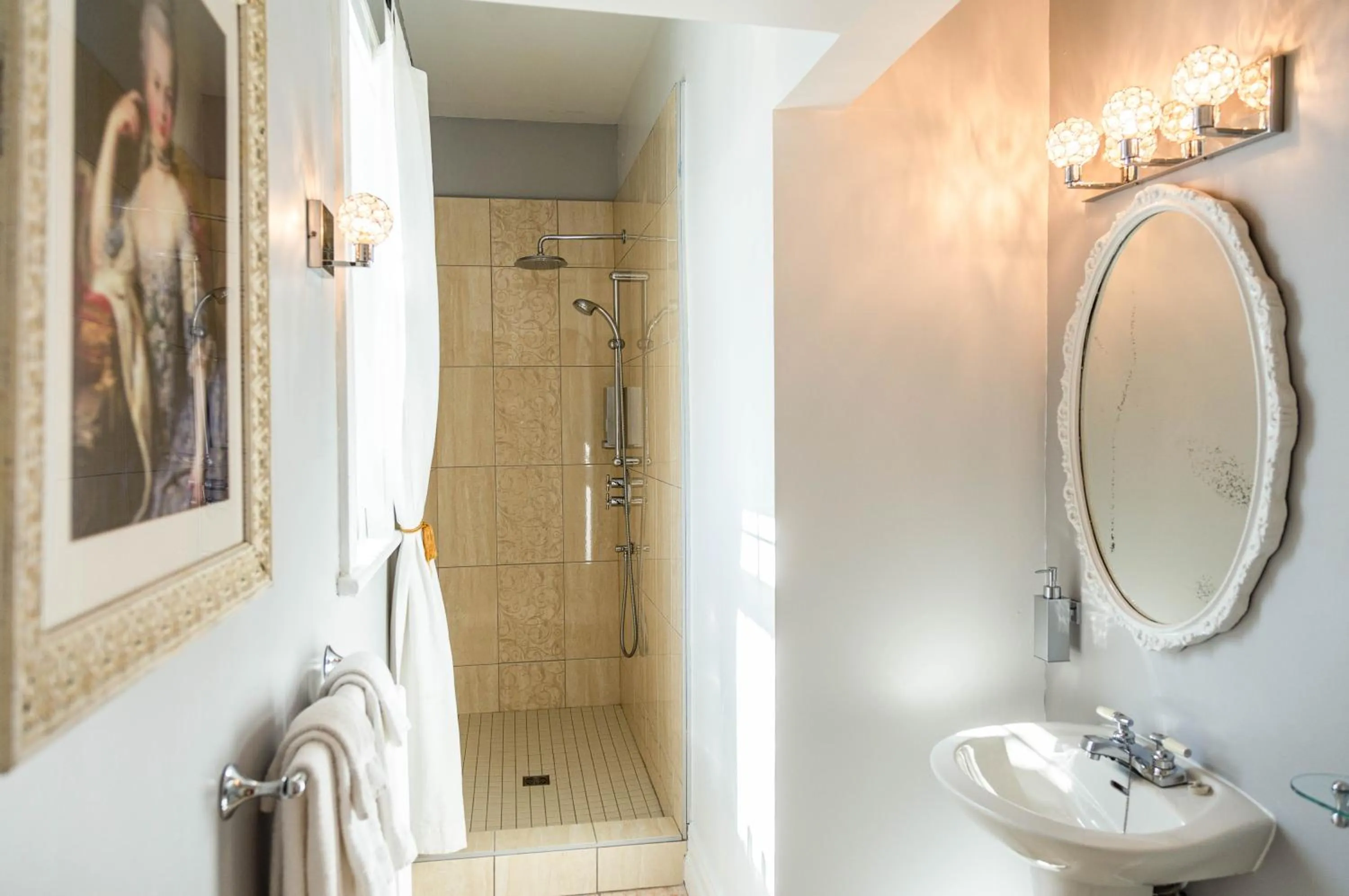 Shower in Manoir Becancourt Hotel