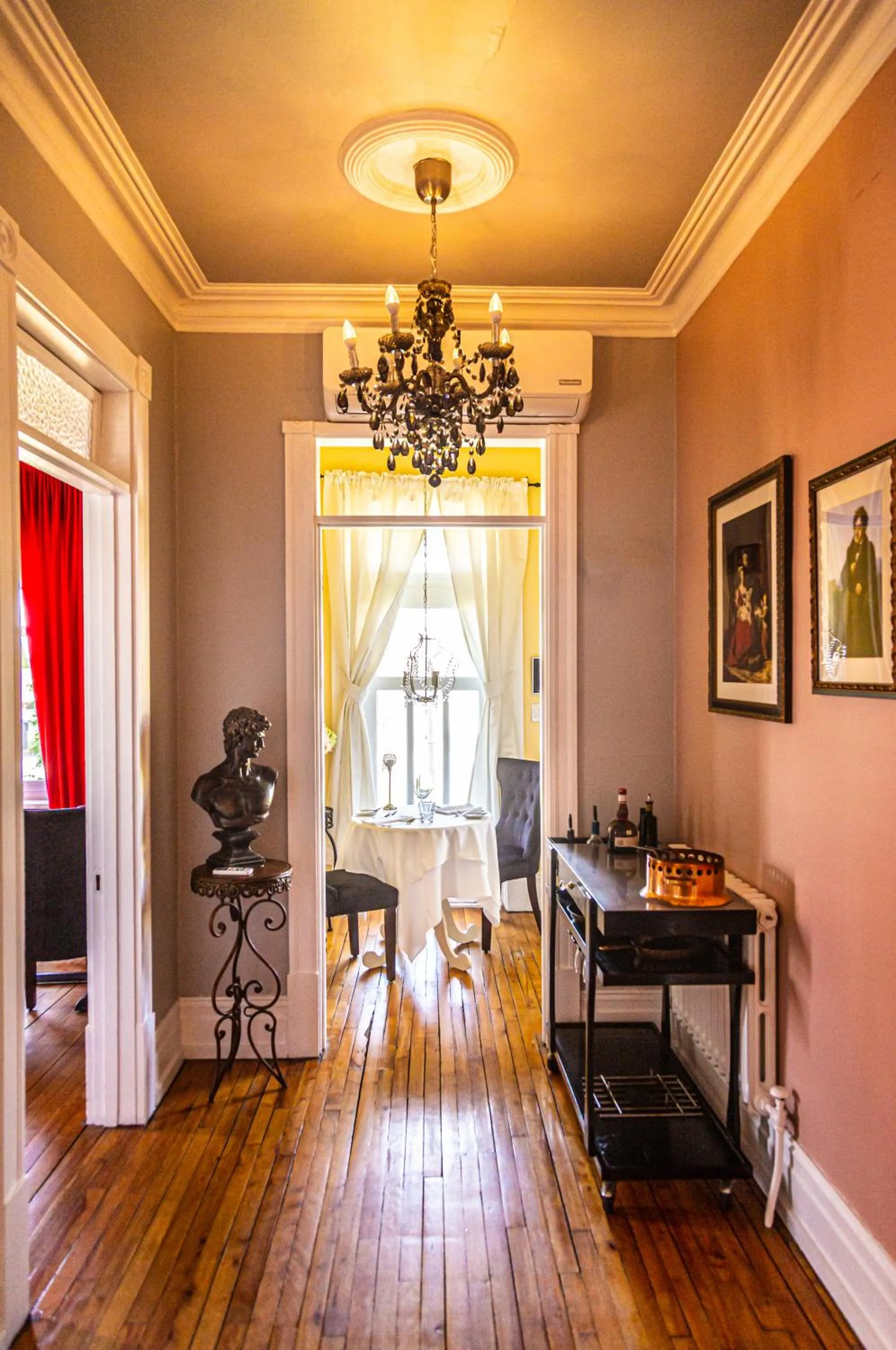 Restaurant/places to eat in Manoir Becancourt Hotel