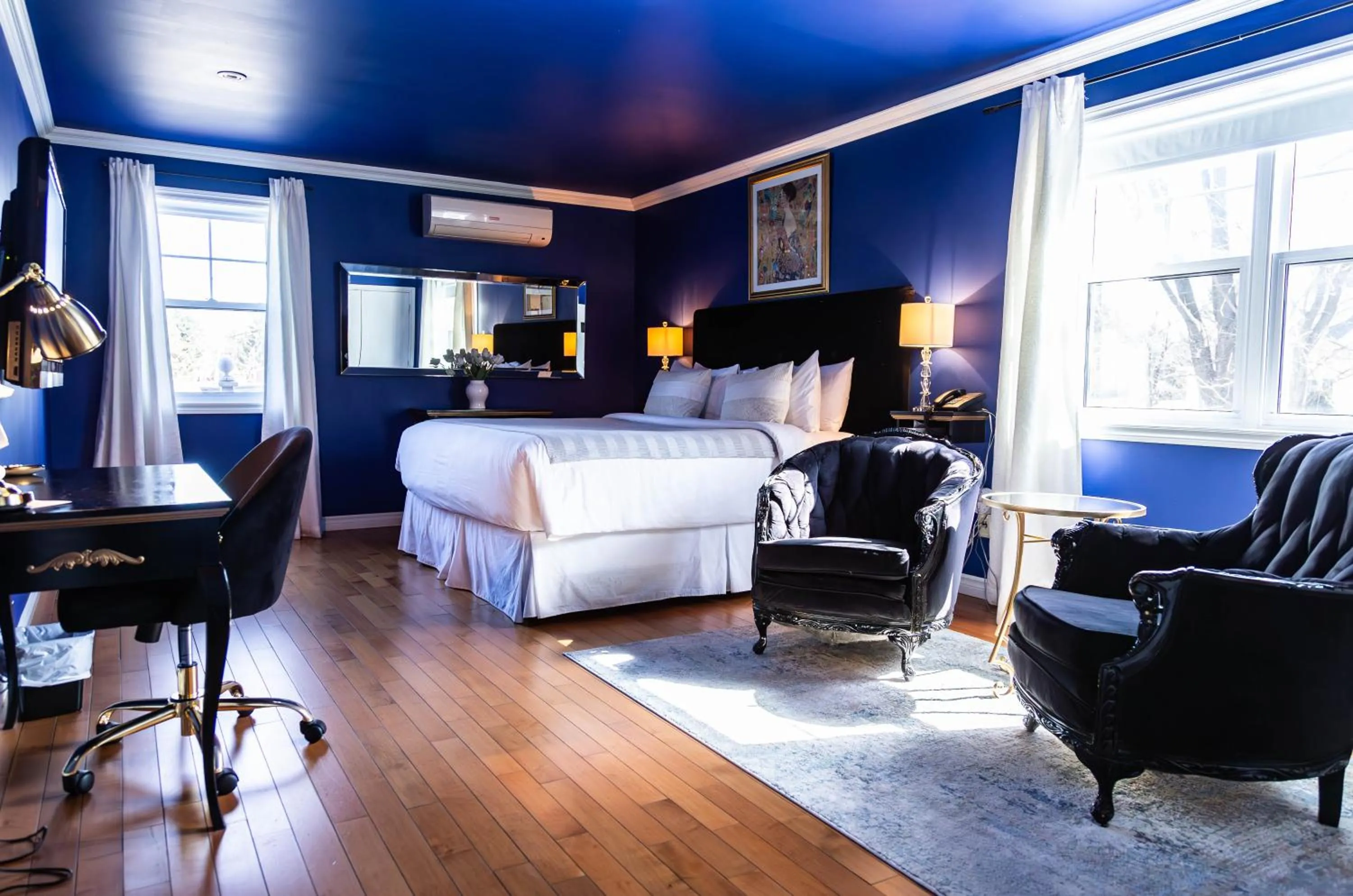 Bedroom, Bed in Manoir Becancourt Hotel