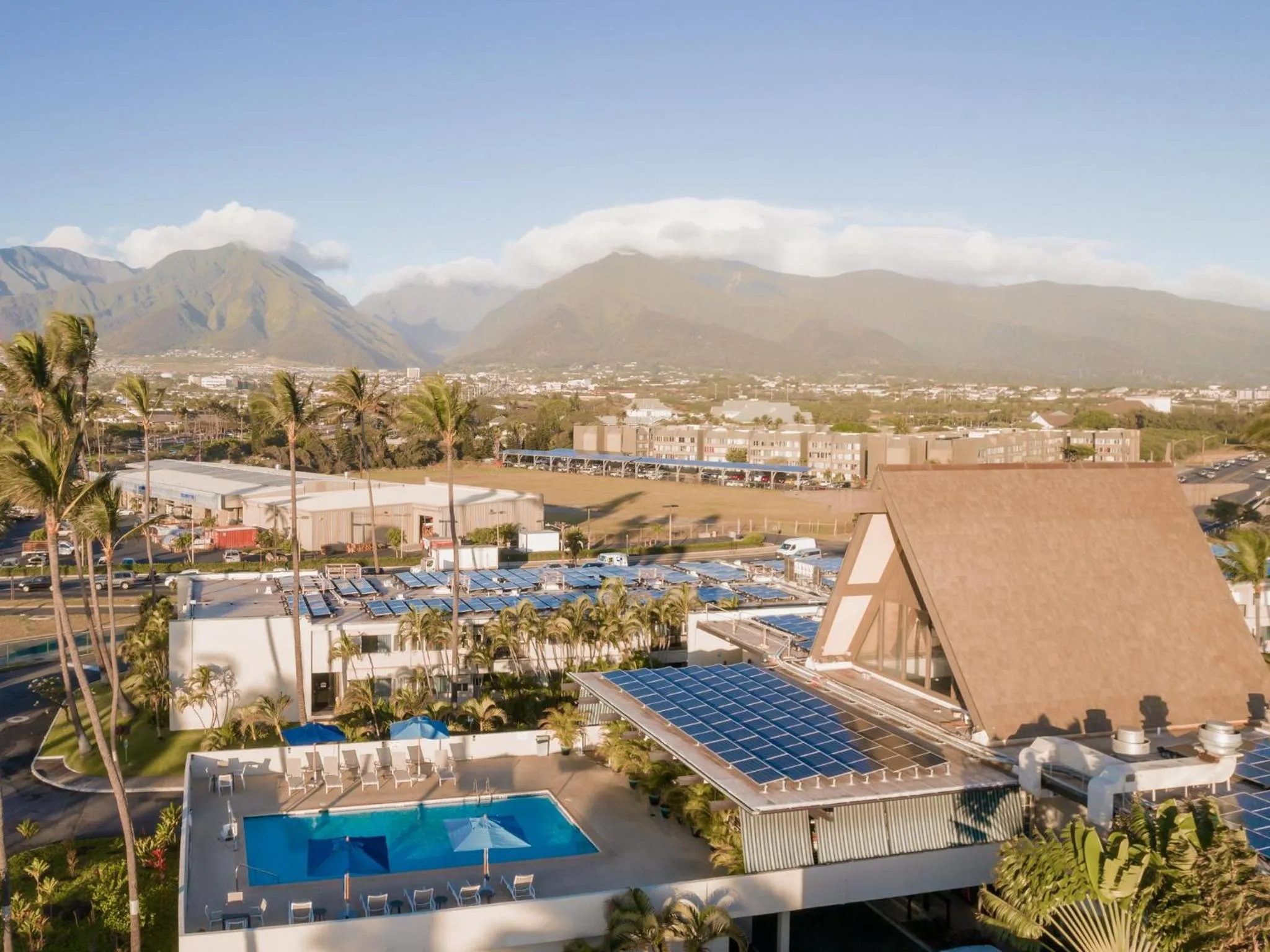 Swimming pool in Maui Beach Hotel