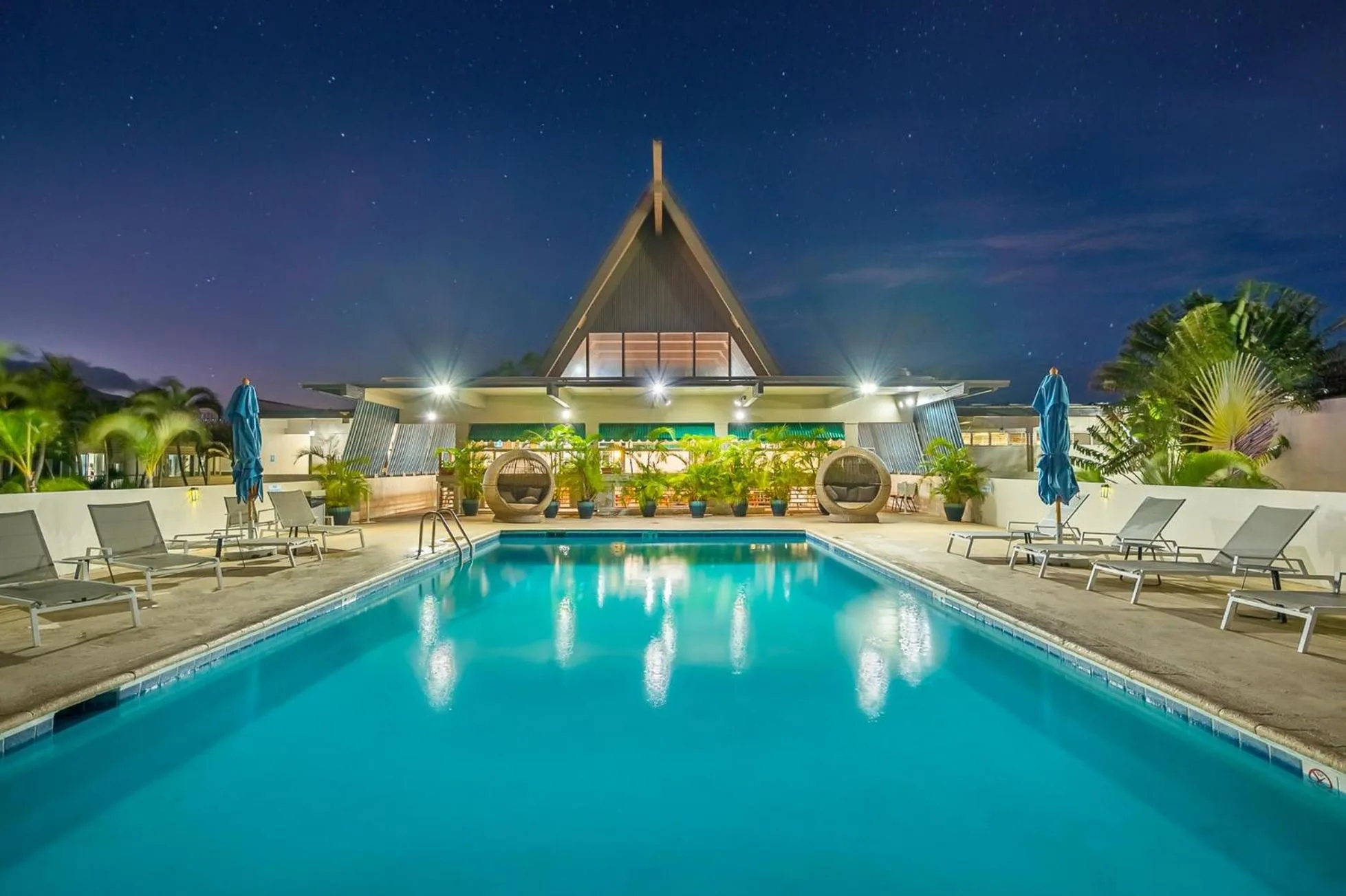 Swimming pool in Maui Beach Hotel