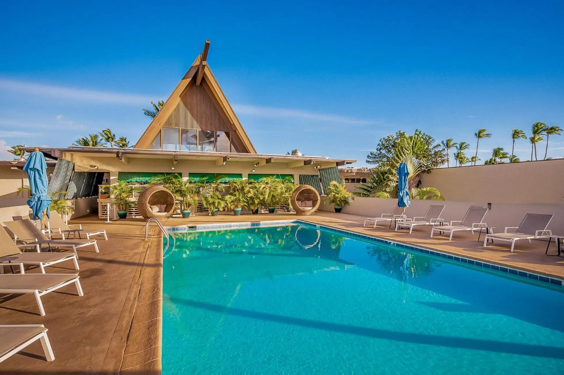 Swimming pool in Maui Beach Hotel