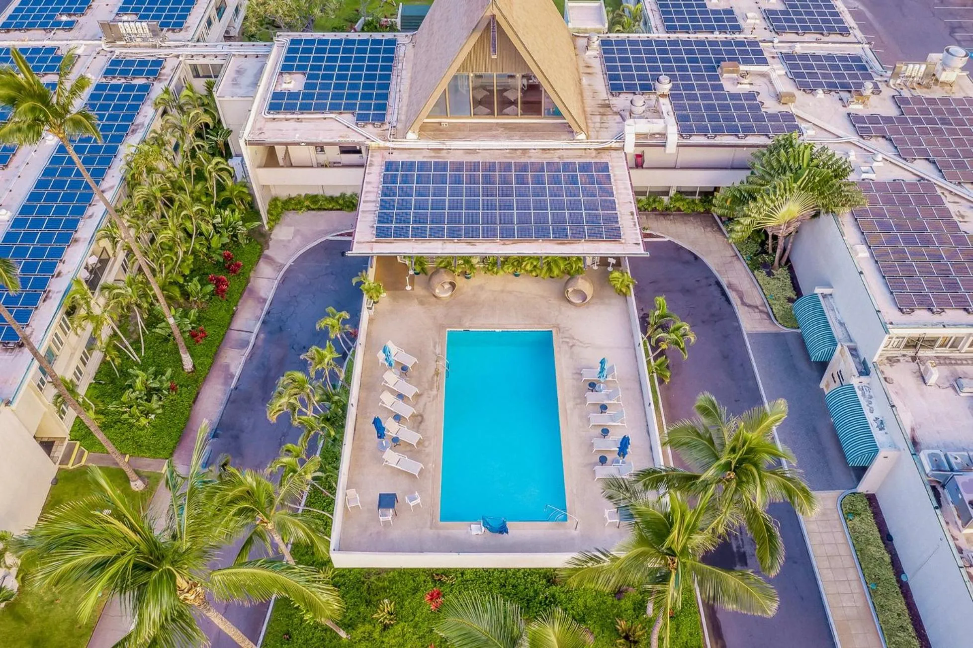 Swimming pool in Maui Beach Hotel