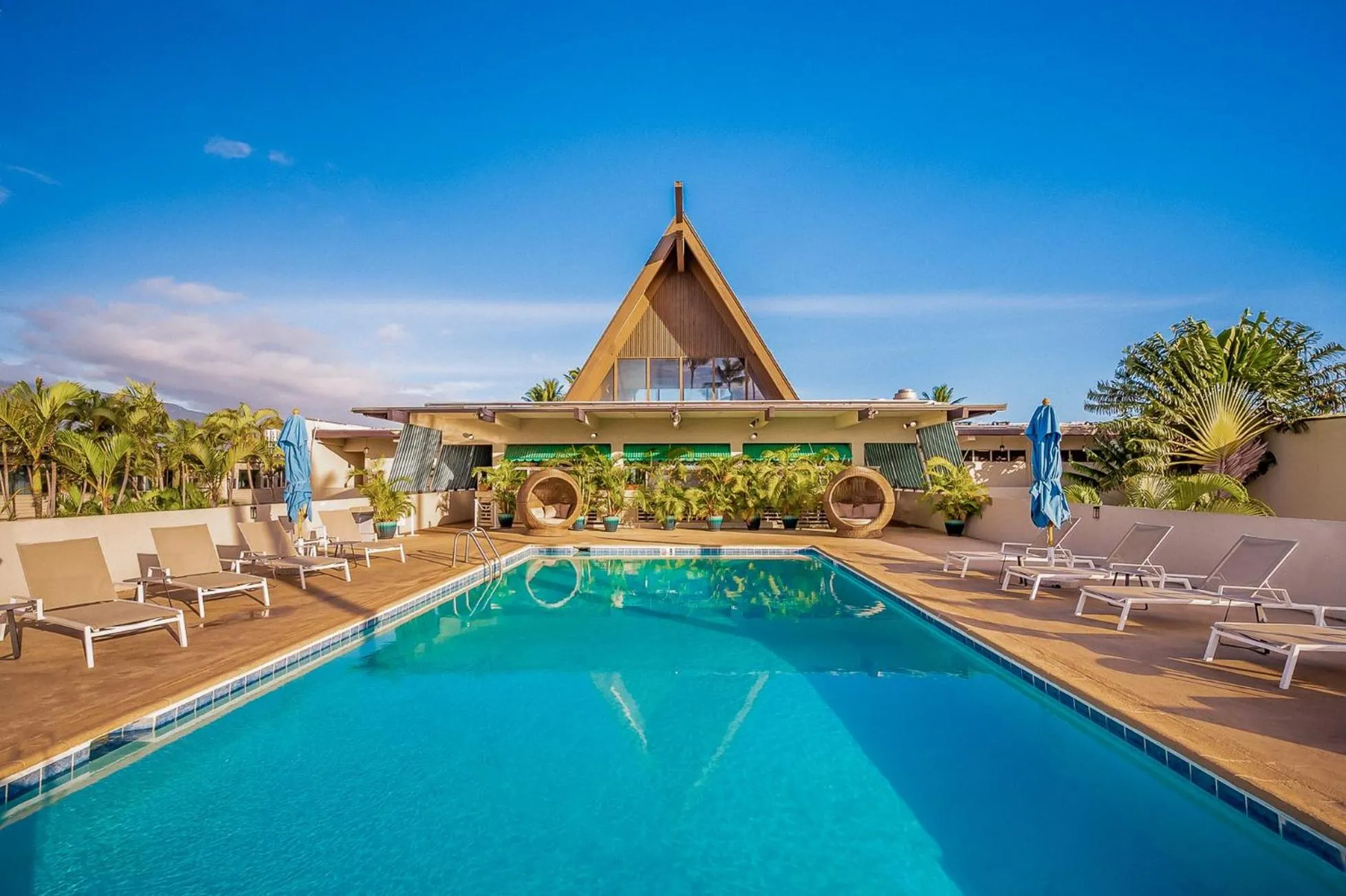 Swimming pool in Maui Beach Hotel