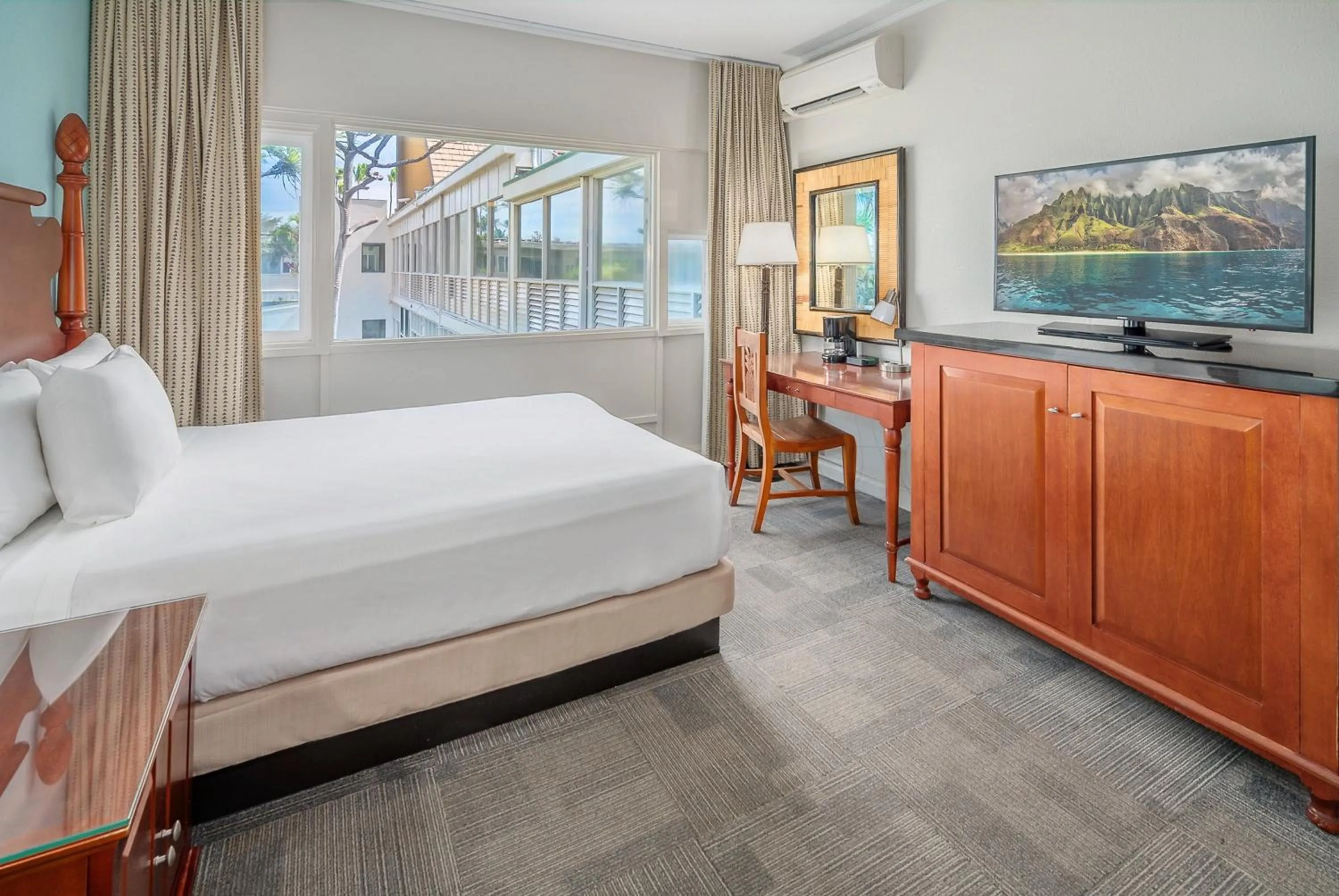 Photo of the whole room, Bed in Maui Beach Hotel