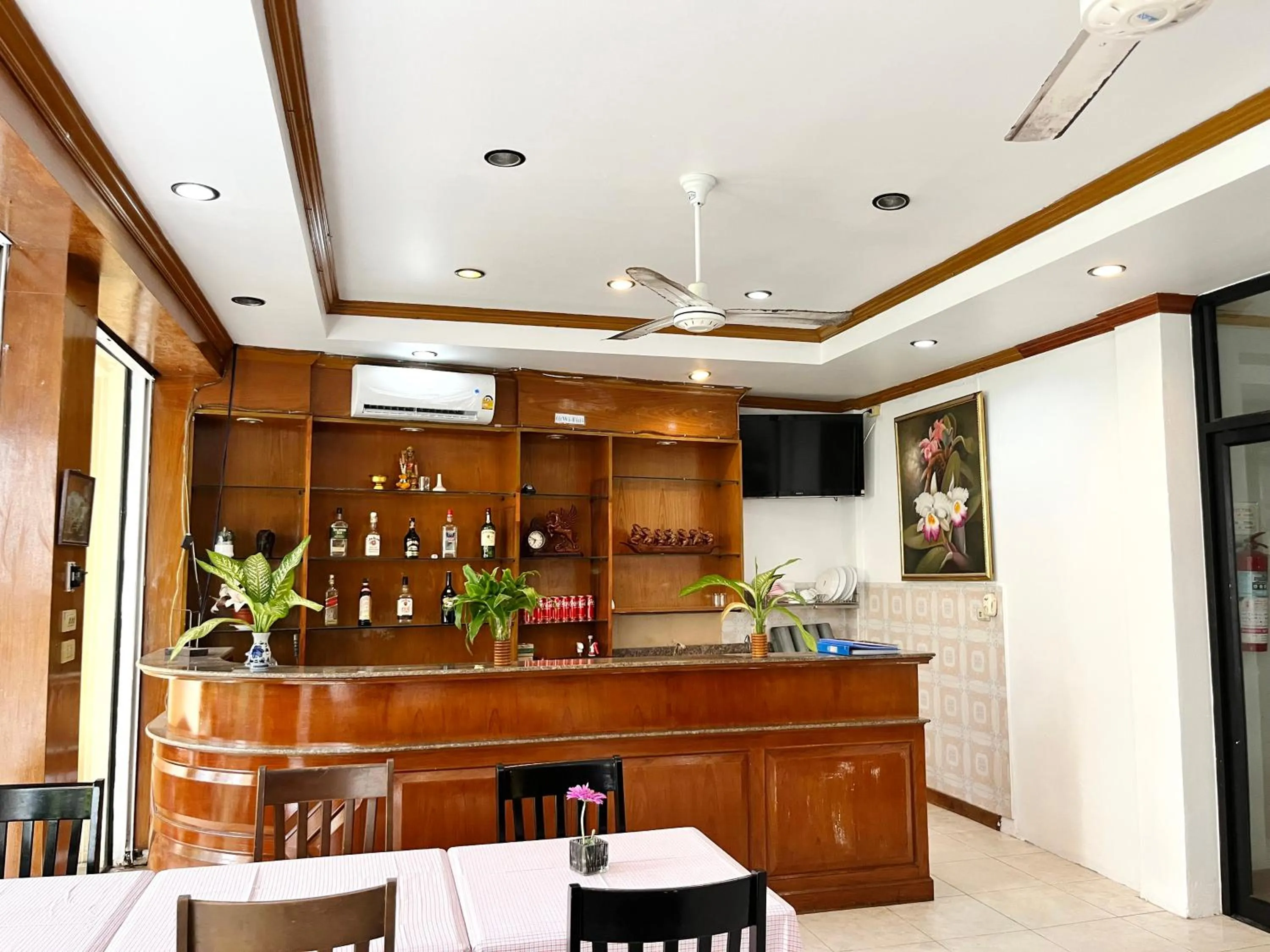 Restaurant/places to eat in Patong Lamai Residence