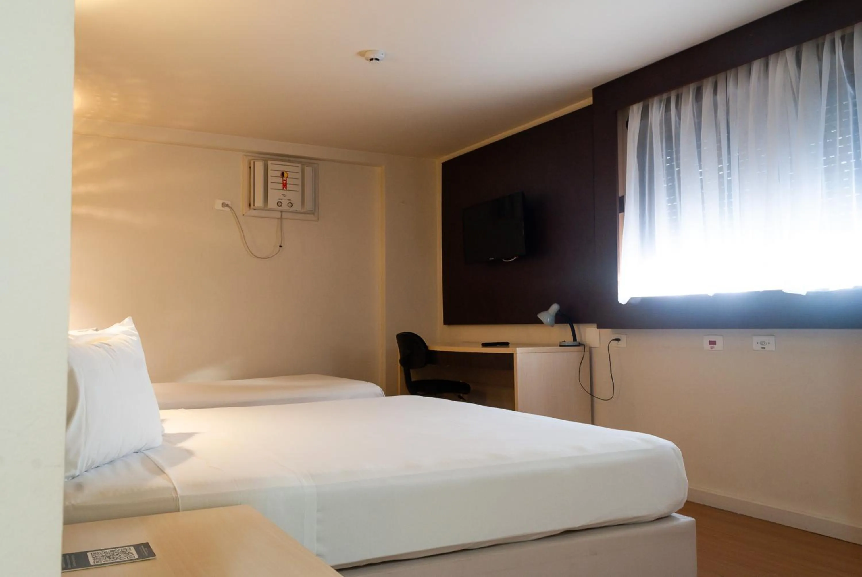 air conditioner, Bed in Master Curitiba Hotel - 1,6 km do Estádio Couto Pereira - Show