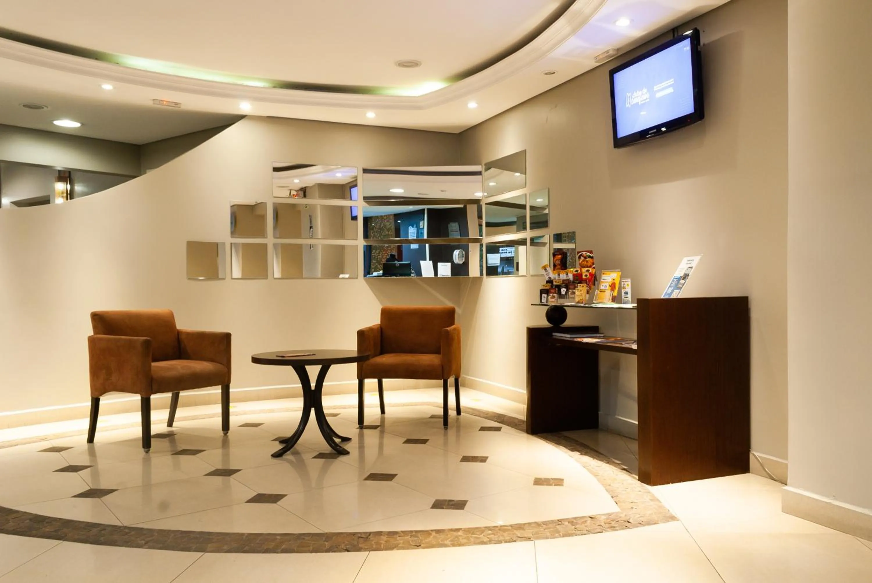 Lobby or reception in Master Curitiba Hotel - 1,6 km do Estádio Couto Pereira - Show