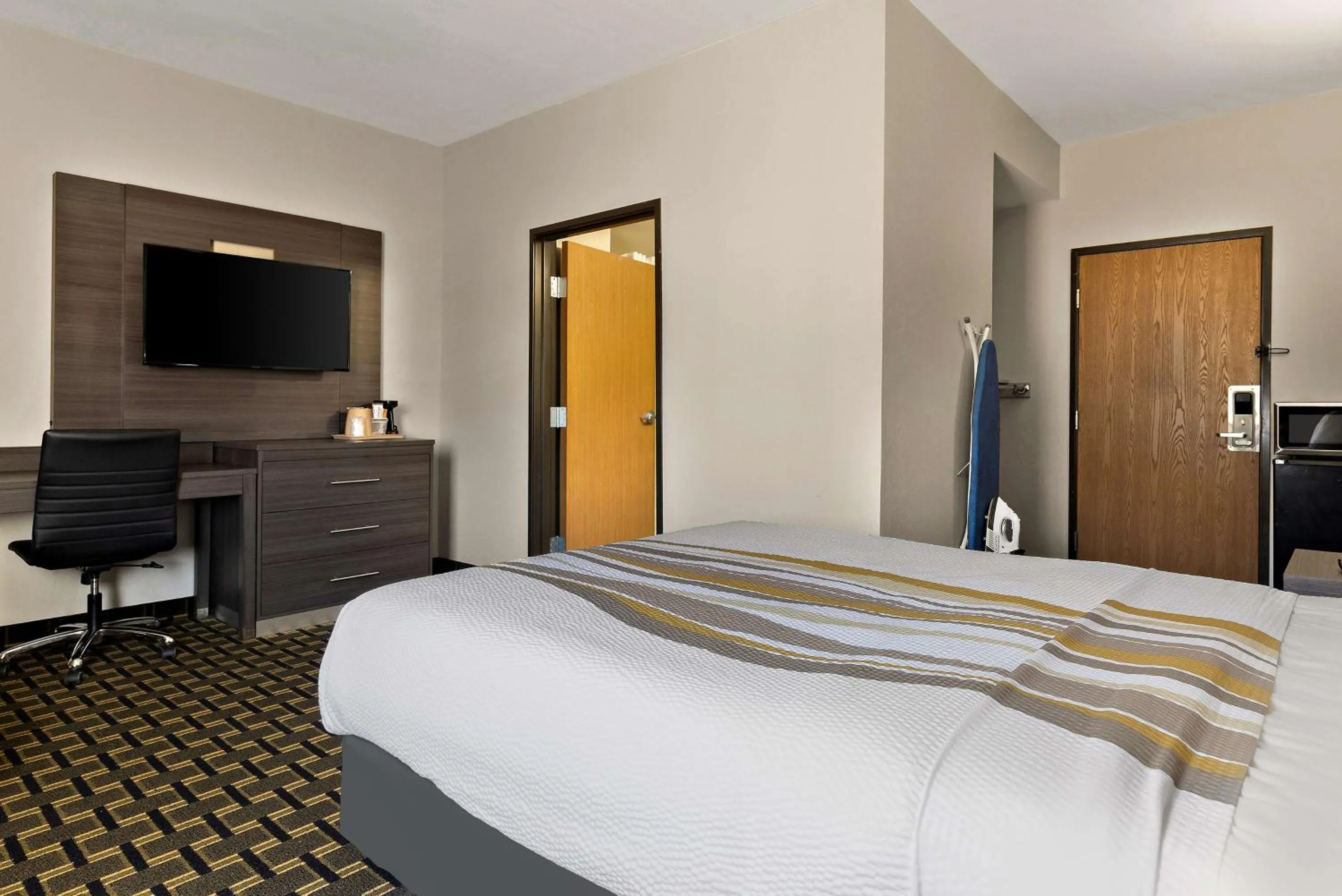 Bedroom, Bed in SureStay Plus Hotel by Best Western Tulsa East