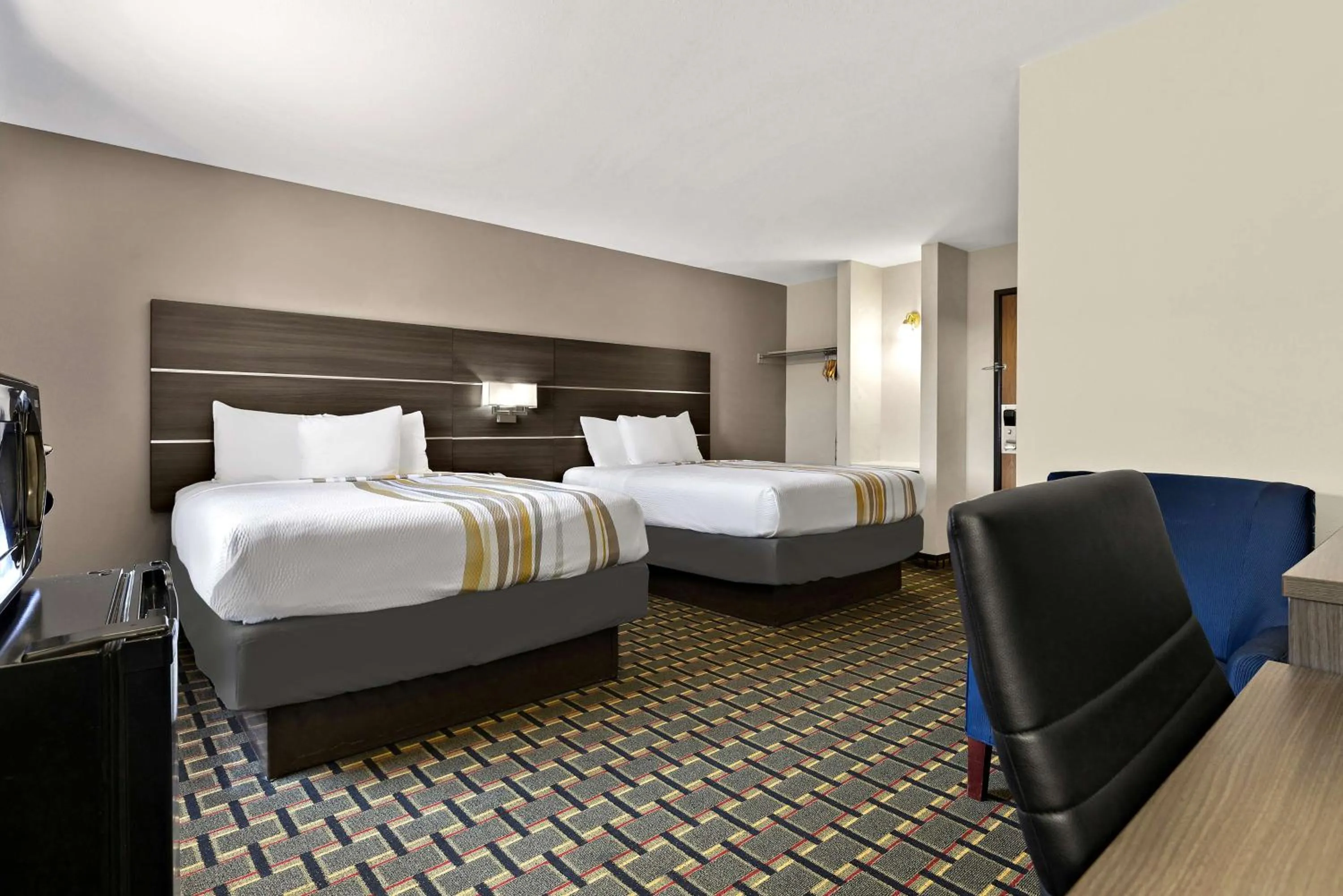 Bedroom, Bed in SureStay Plus Hotel by Best Western Tulsa East