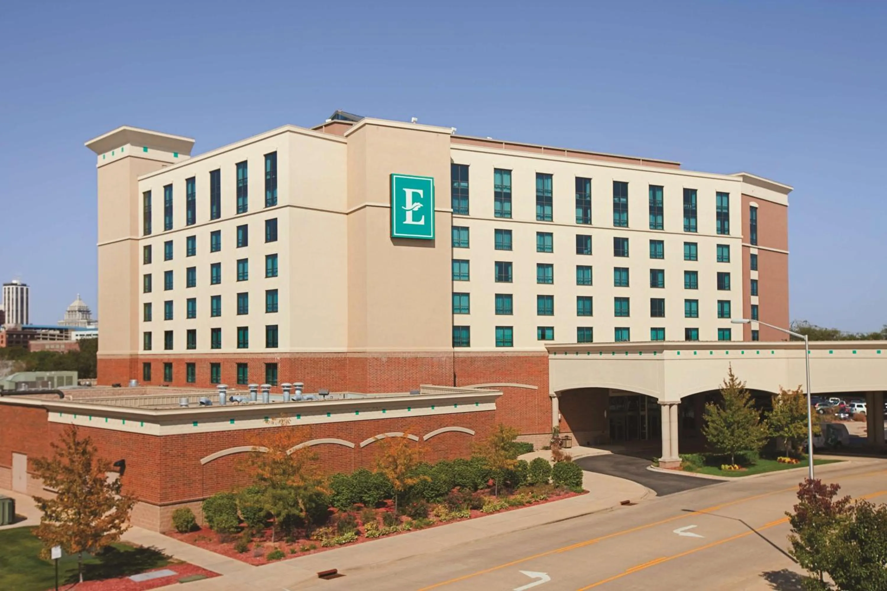 Property building in Embassy Suites East Peoria Hotel and Riverfront Conference Center