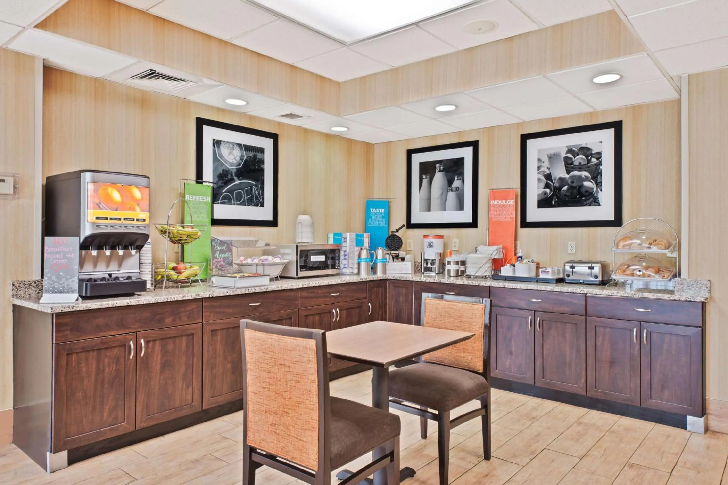 Dining area in Hampton Inn Huntington/Barboursville
