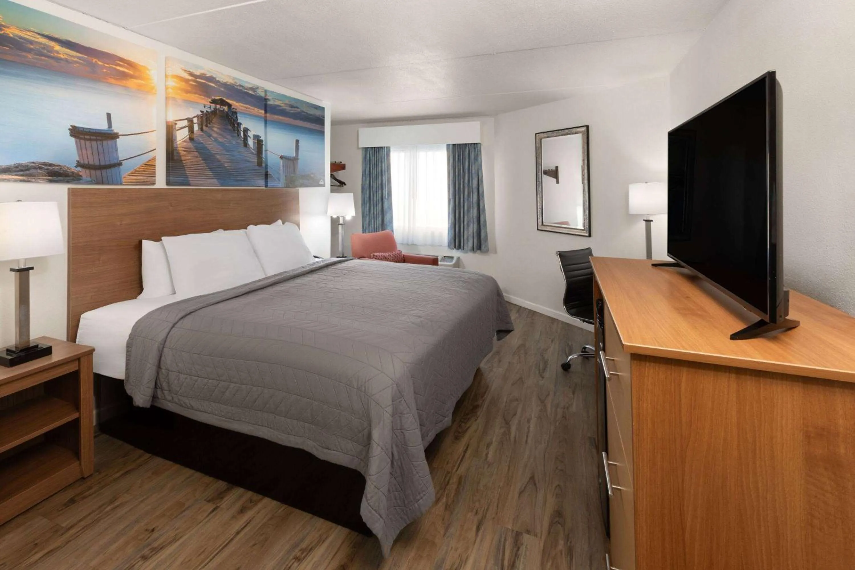 Photo of the whole room, Bed in Days Inn by Wyndham Biloxi Beach