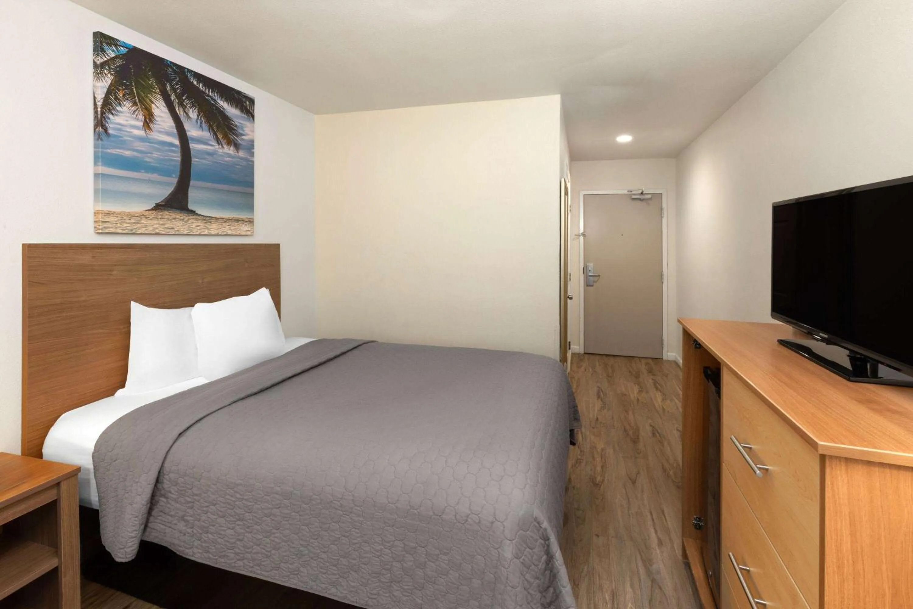 Photo of the whole room, Bed in Days Inn by Wyndham Biloxi Beach