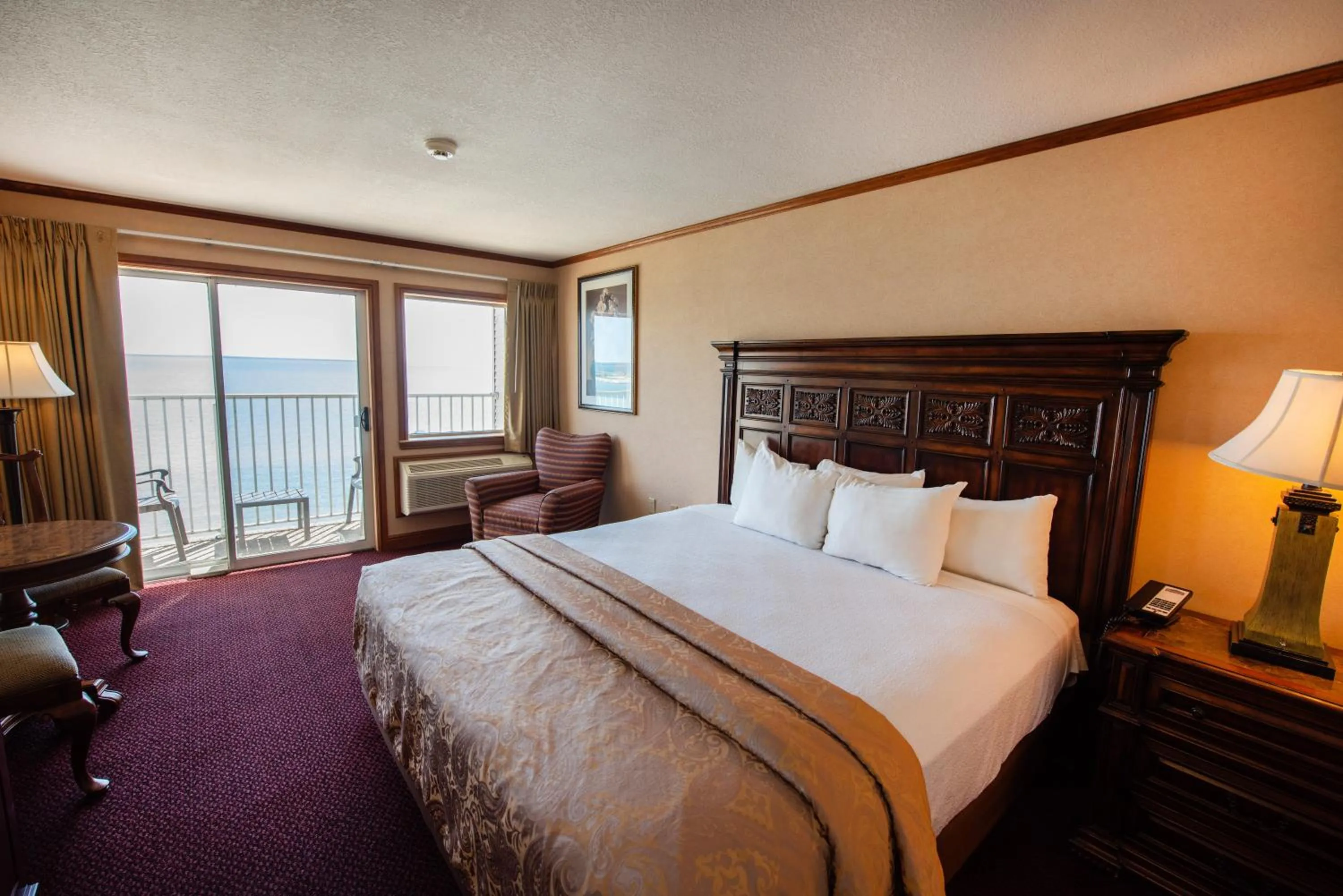 Bed in Hamilton Inn Select Beachfront Mackinaw City