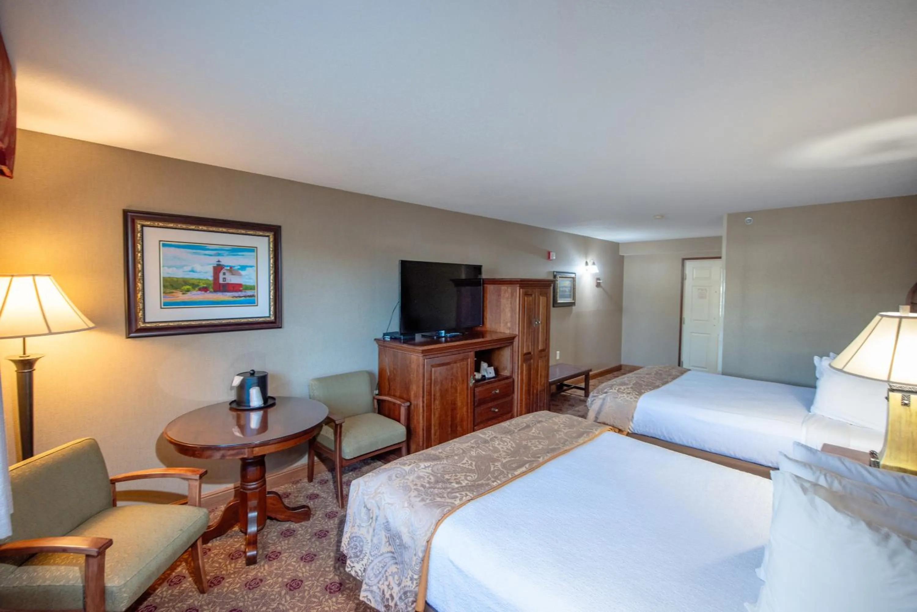 Bed in Hamilton Inn Select Beachfront Mackinaw City