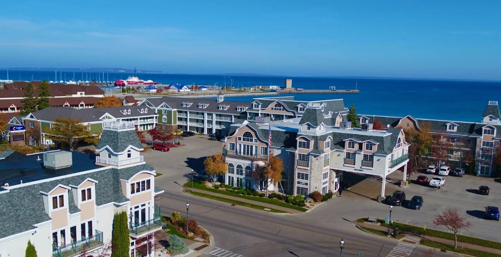 Property building in Hamilton Inn Select Beachfront Mackinaw City
