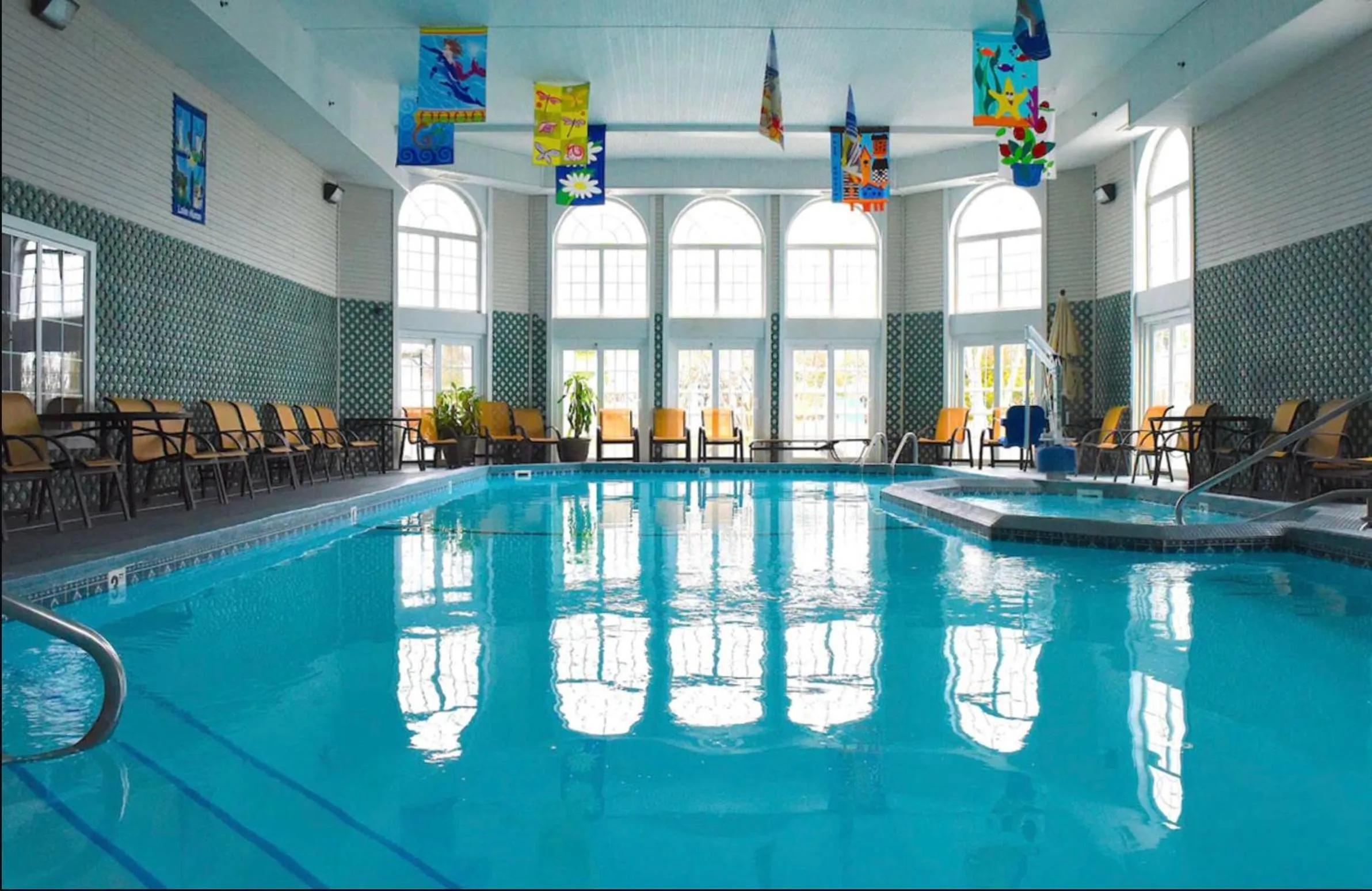 Swimming pool in Hamilton Inn Select Beachfront Mackinaw City