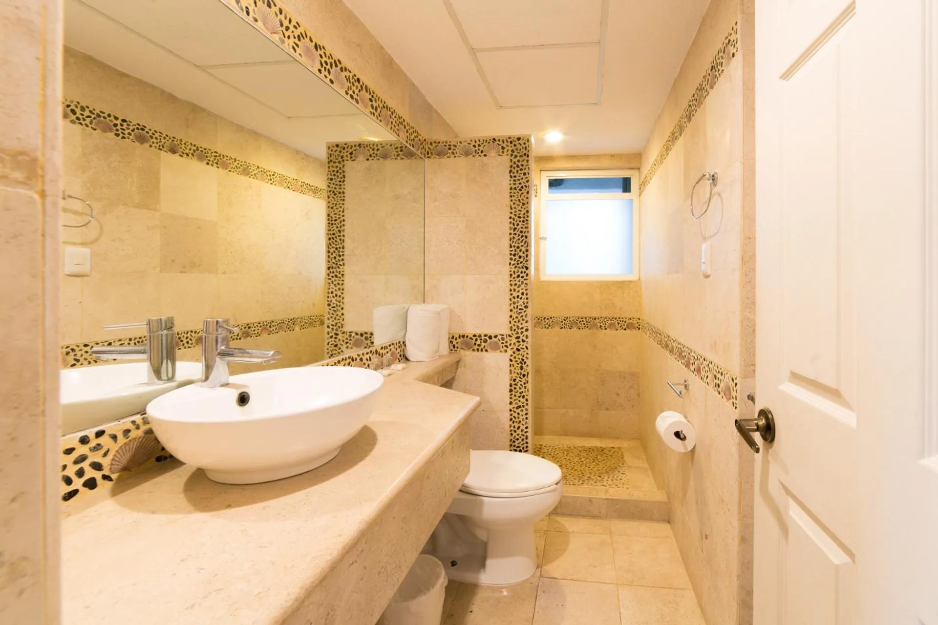 Bathroom in Hotel Villamar Princesa Suites