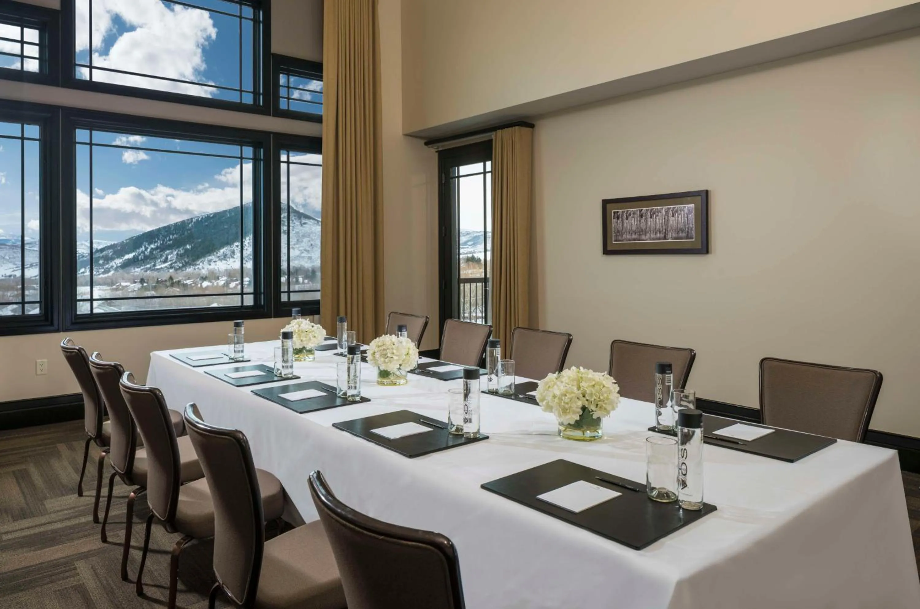 Dining area in Waldorf Astoria Park City