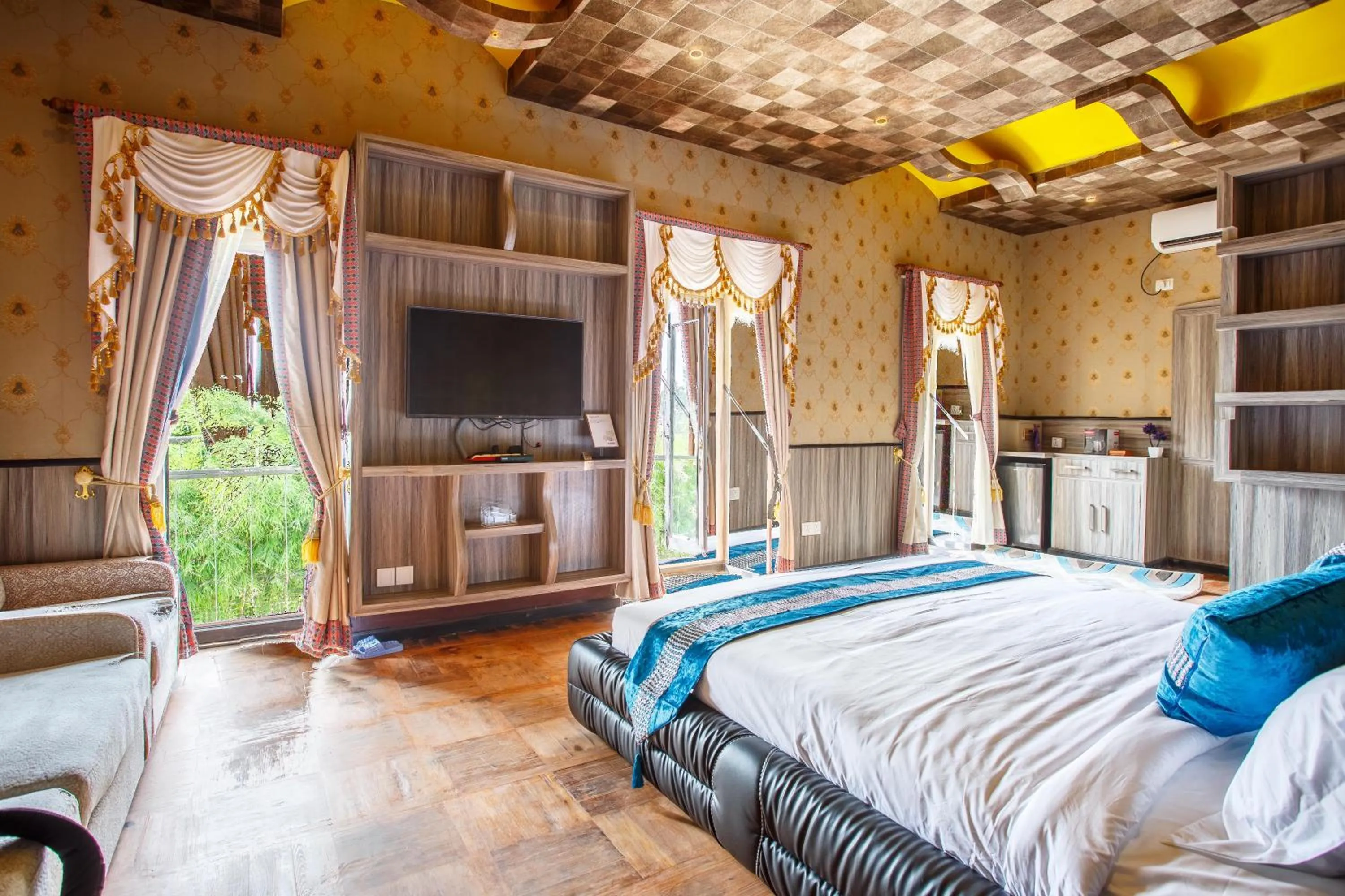 Shower, Bed in Royal Empire Boutique Hotel