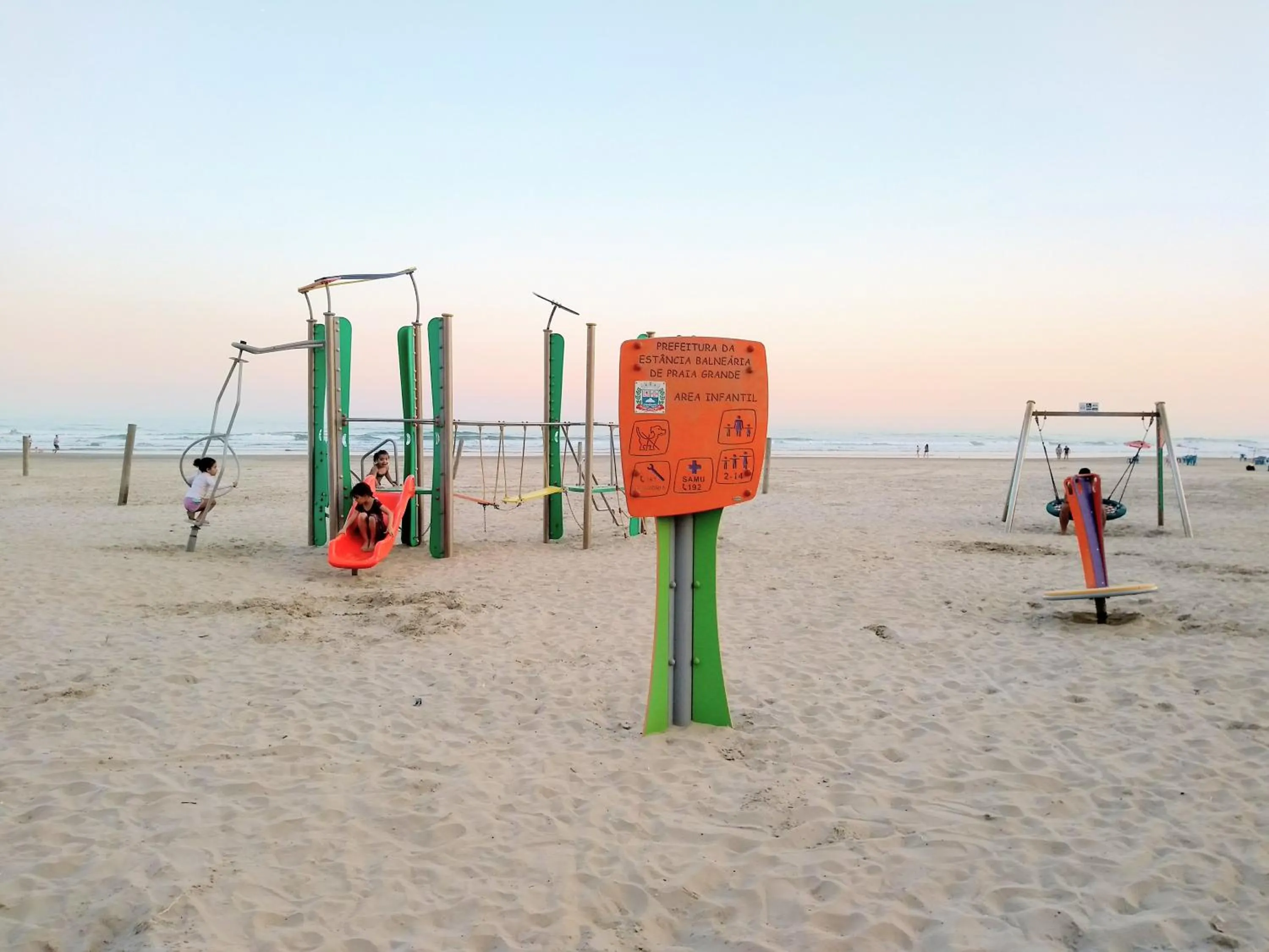 Children play ground in Apê Temporada Praia Grande SP Completo com Piscina, Churrasqueira, Estacionamento