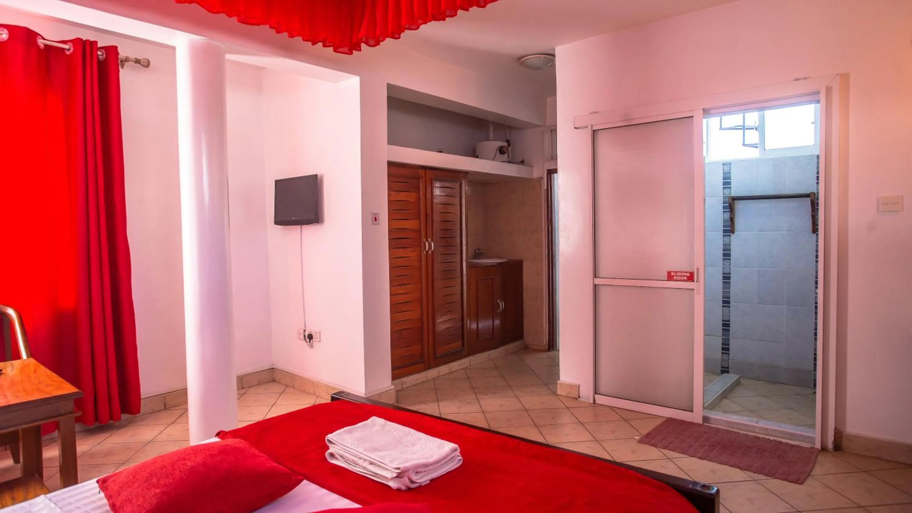 Bathroom, Bed in Hotel Windsor-Mombasa