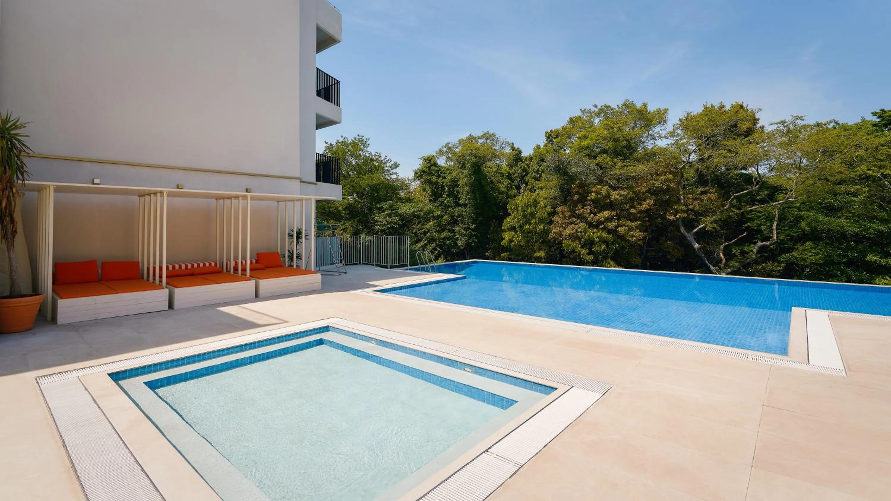 Swimming pool in Mercure Ambassador Jeju