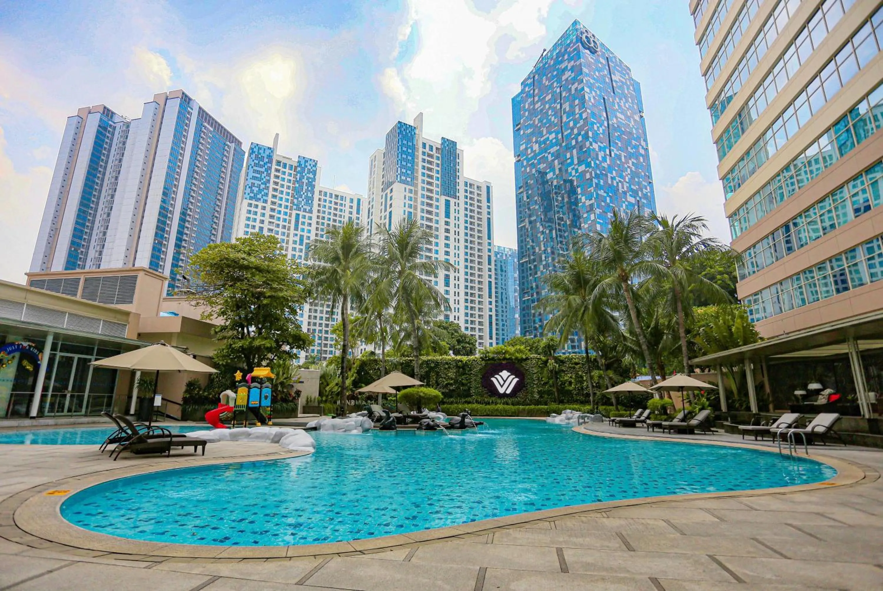 Swimming pool in Wyndham Casablanca Jakarta