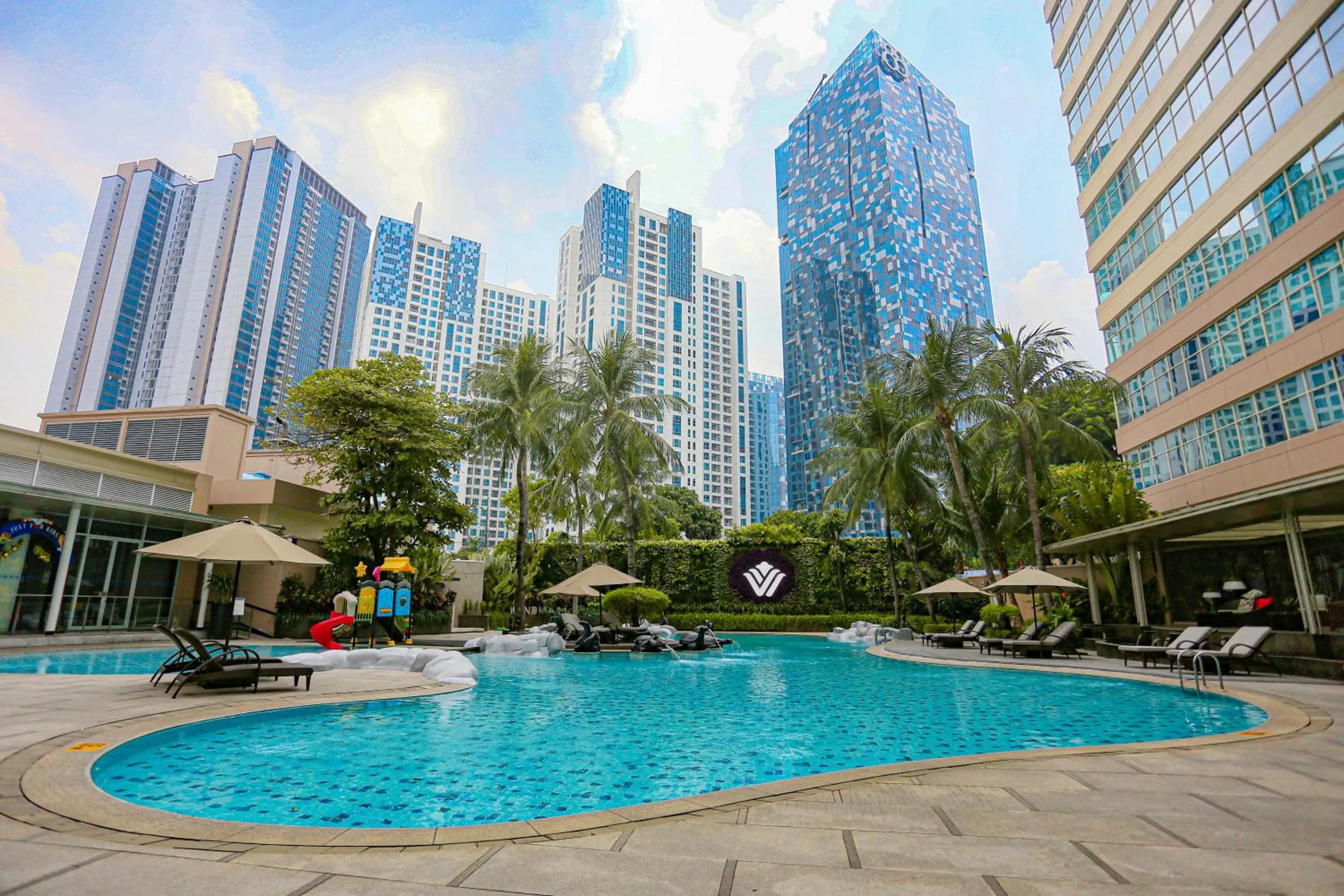 Swimming pool in Wyndham Casablanca Jakarta