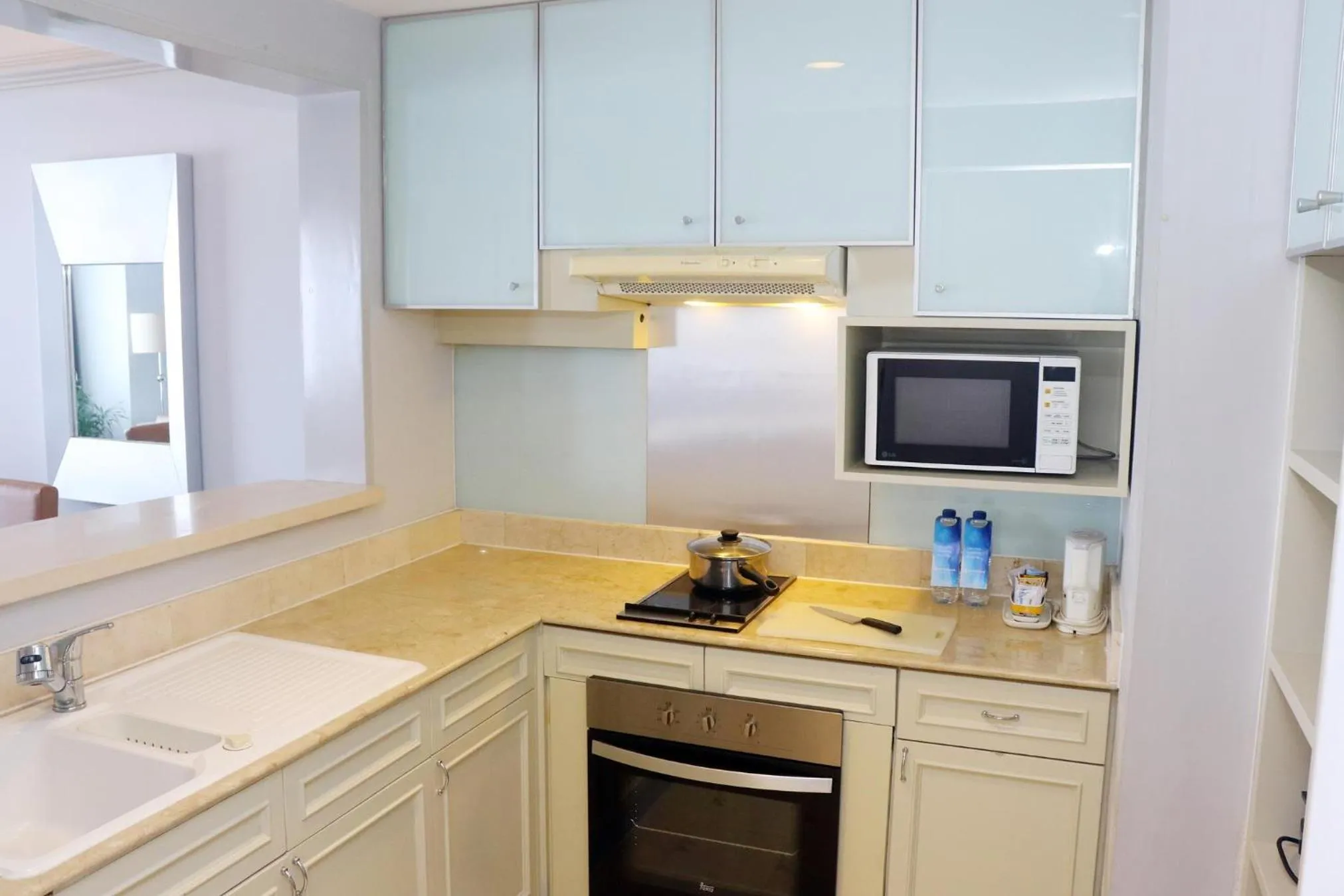 Kitchen or kitchenette in Wyndham Casablanca Jakarta