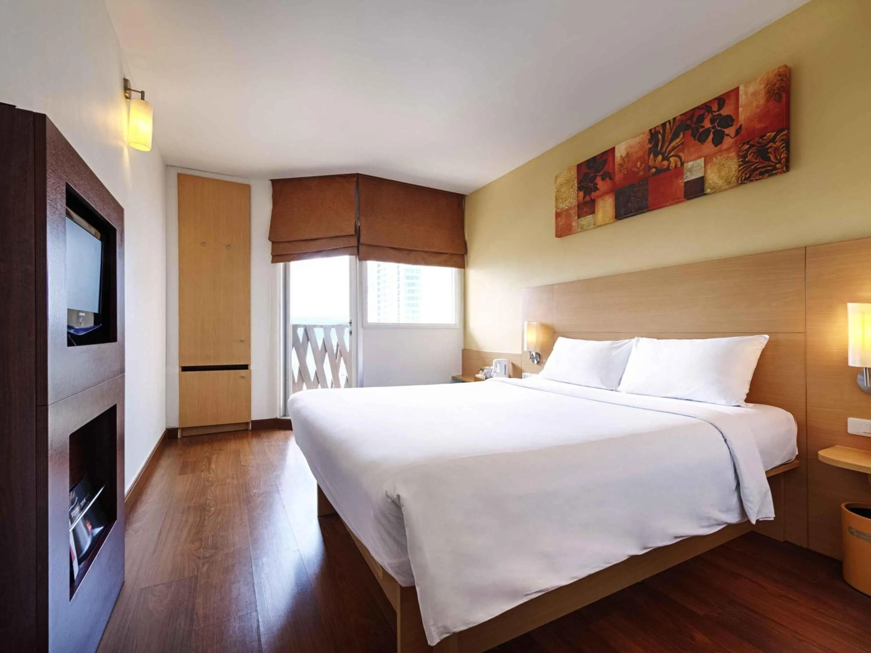Bedroom, Bed in Ibis Pattaya