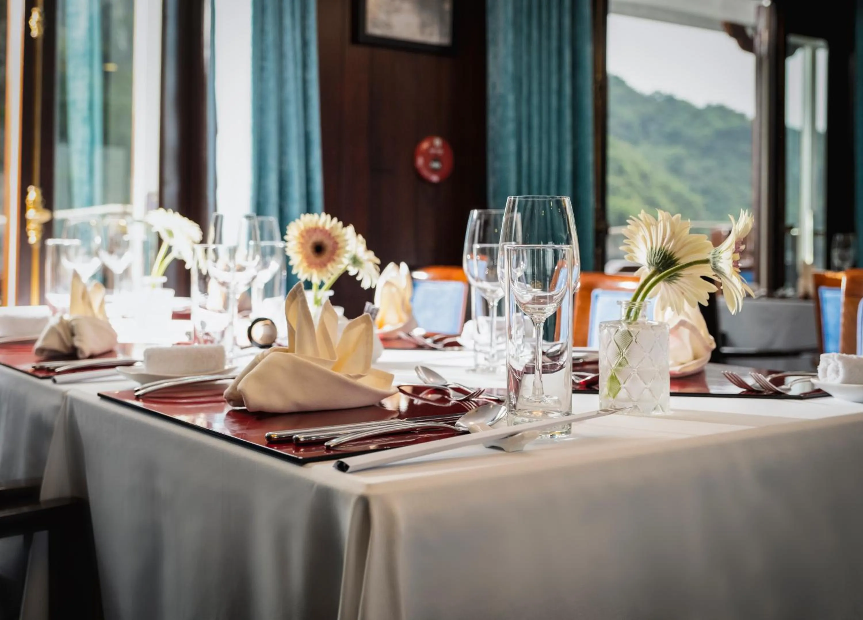 Restaurant/places to eat in Bhaya Halong Cruises