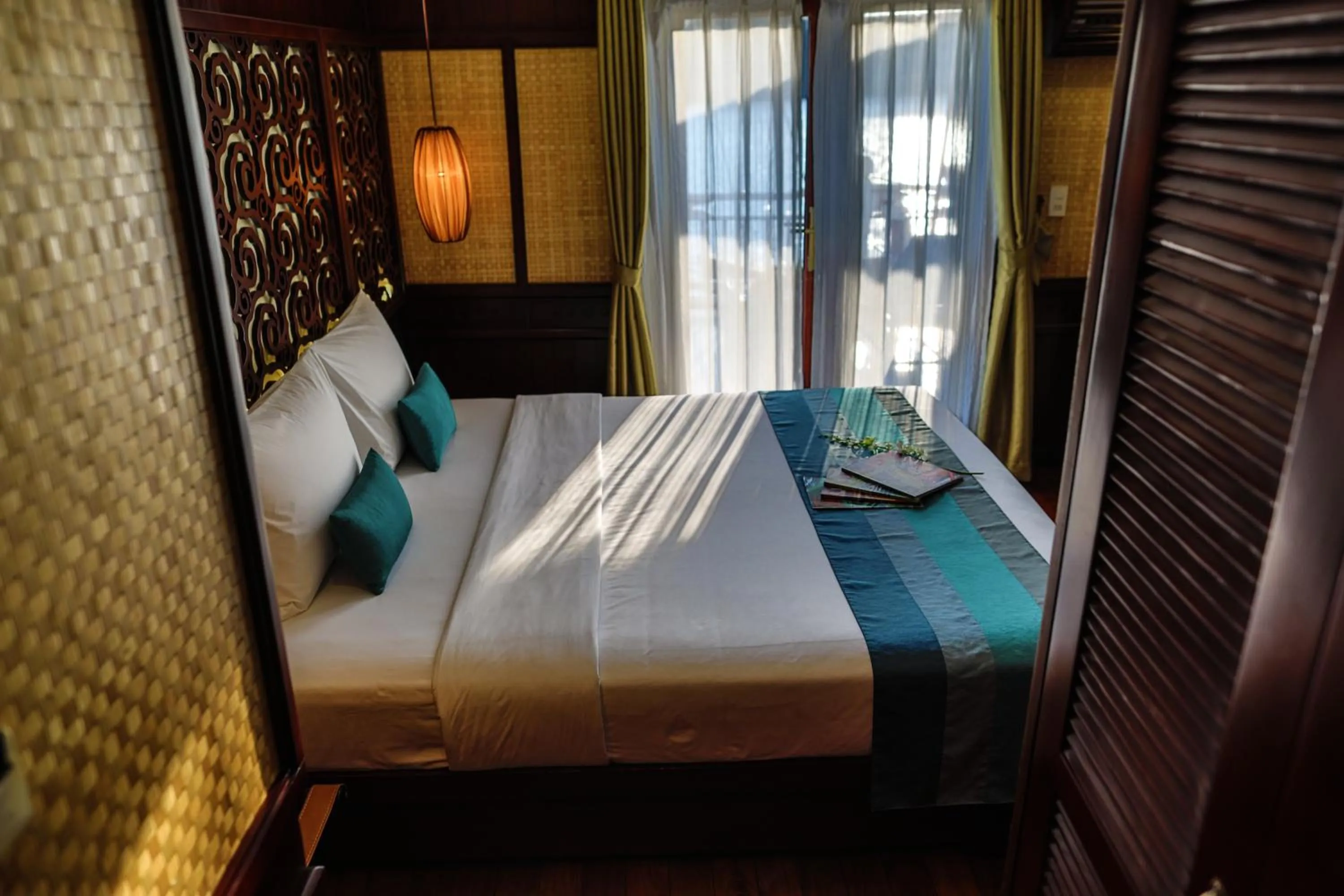 Area and facilities, Bed in Bhaya Halong Cruises