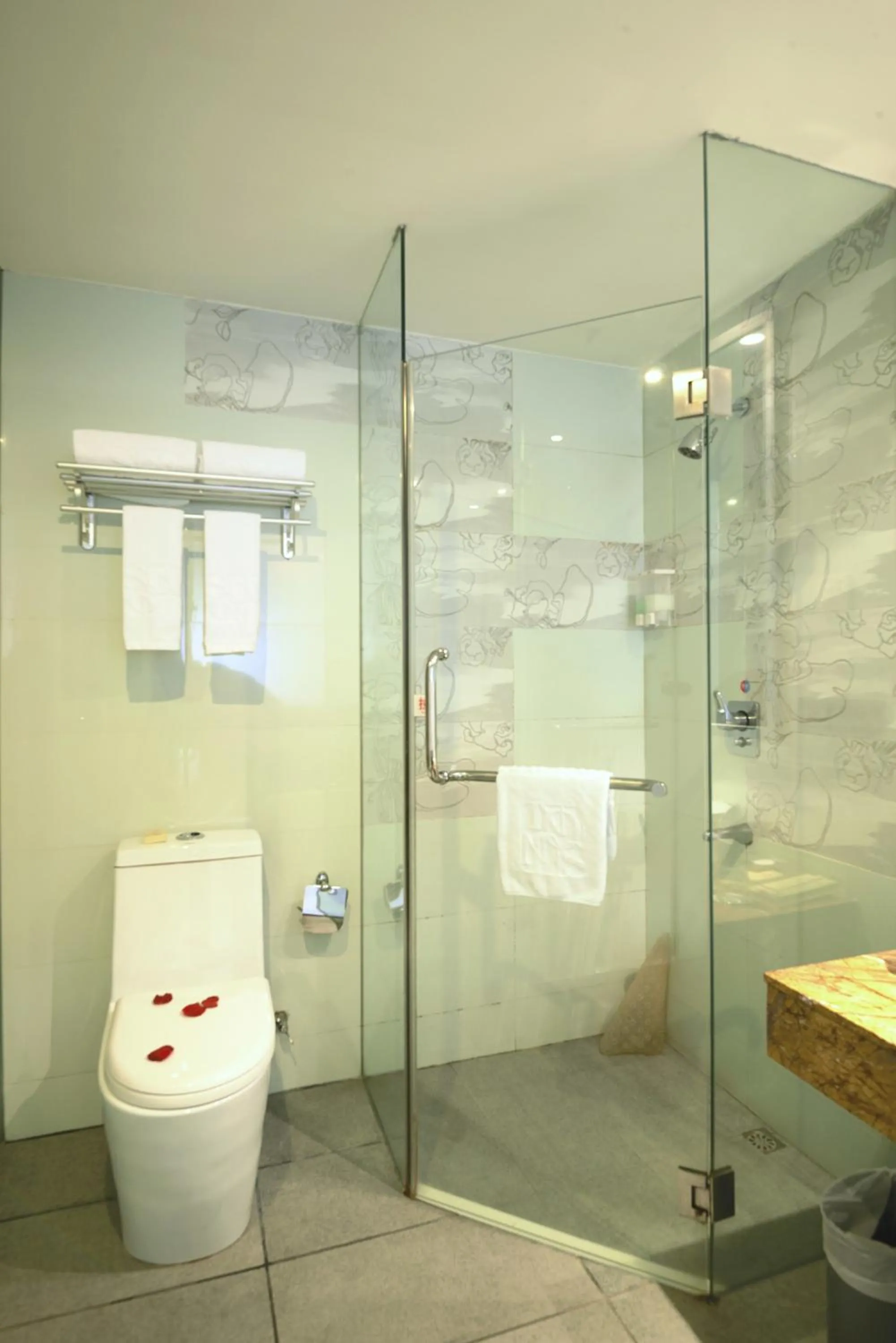 Toilet, Bathroom in Shenzhen Sunon Hotel,Dongmen (Formerly Sunon Holiday Villa Hotel)