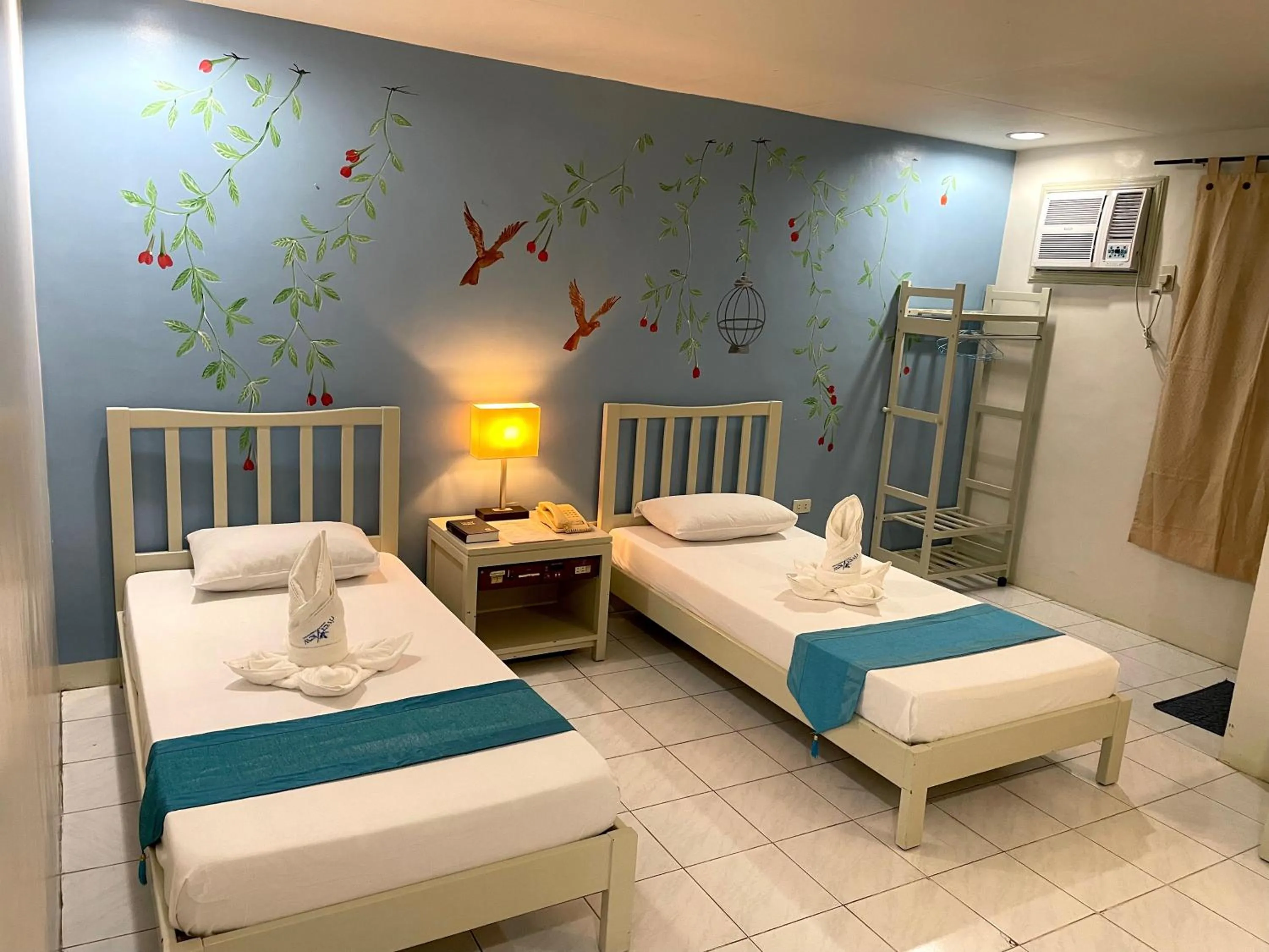 Photo of the whole room, Bed in Riverview Resort and Conference Center