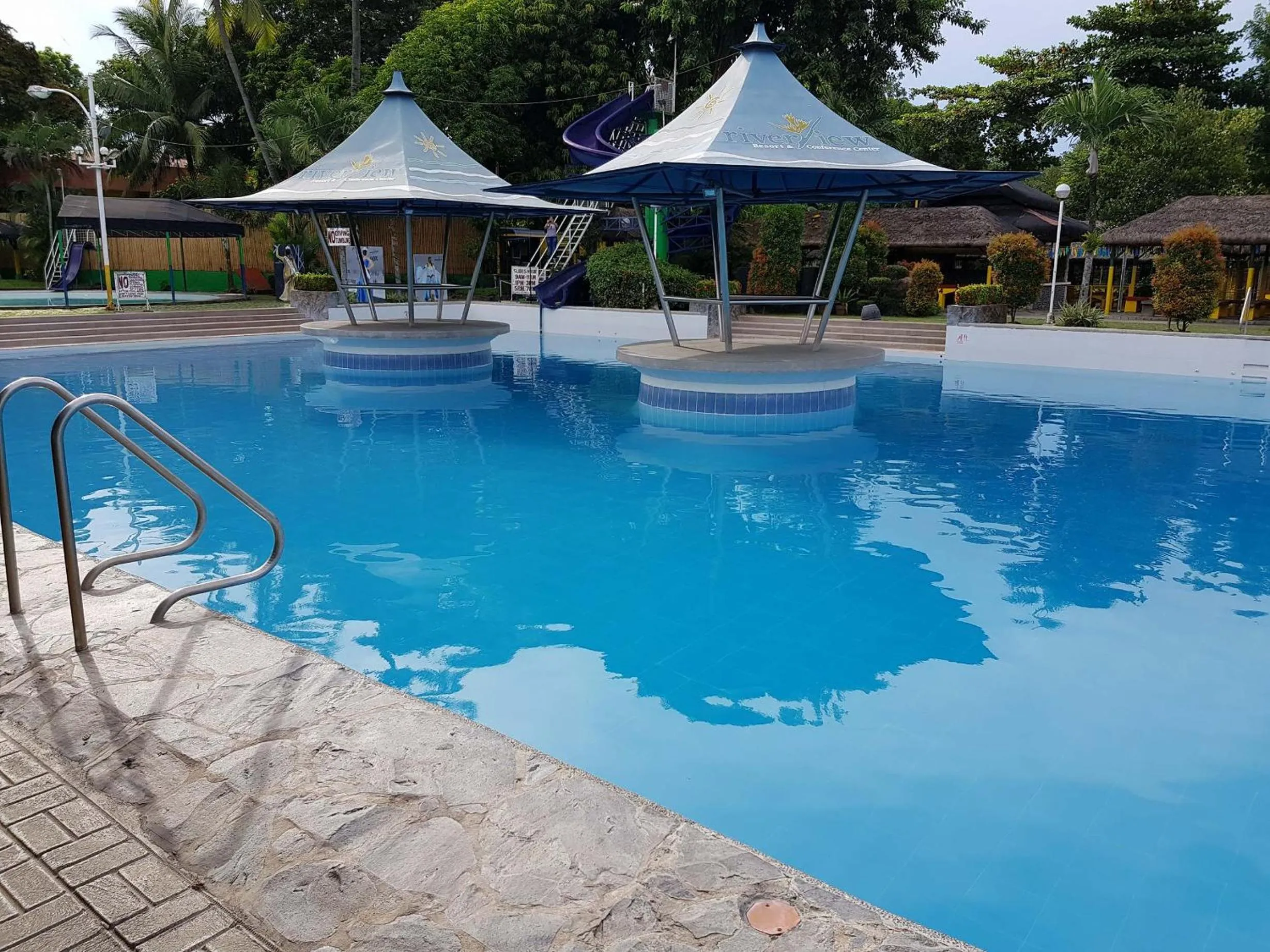Swimming pool in Riverview Resort and Conference Center