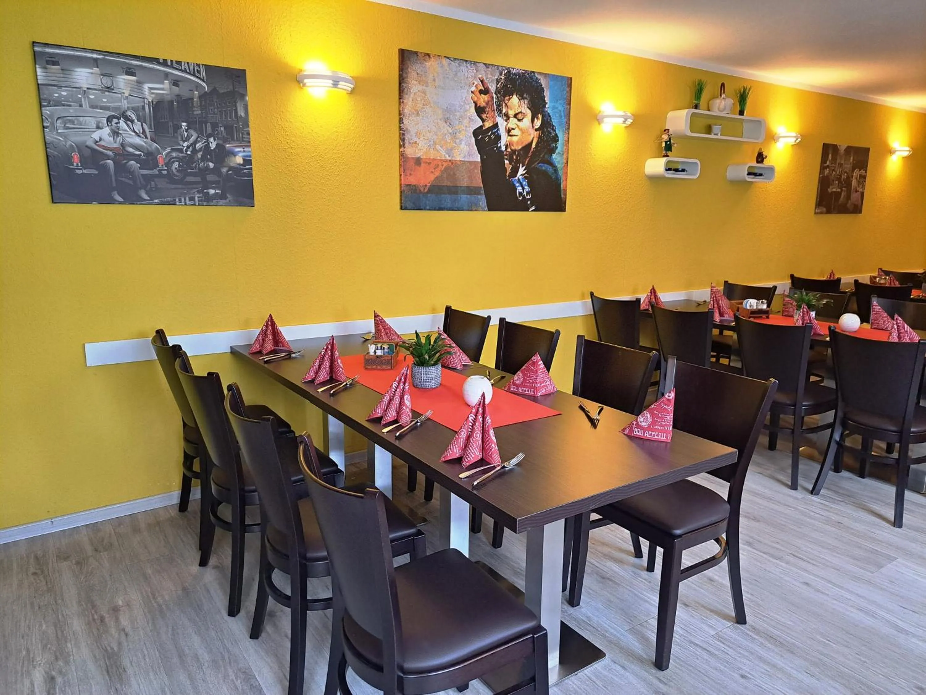 Restaurant/places to eat in Hotel Altes Badehaus