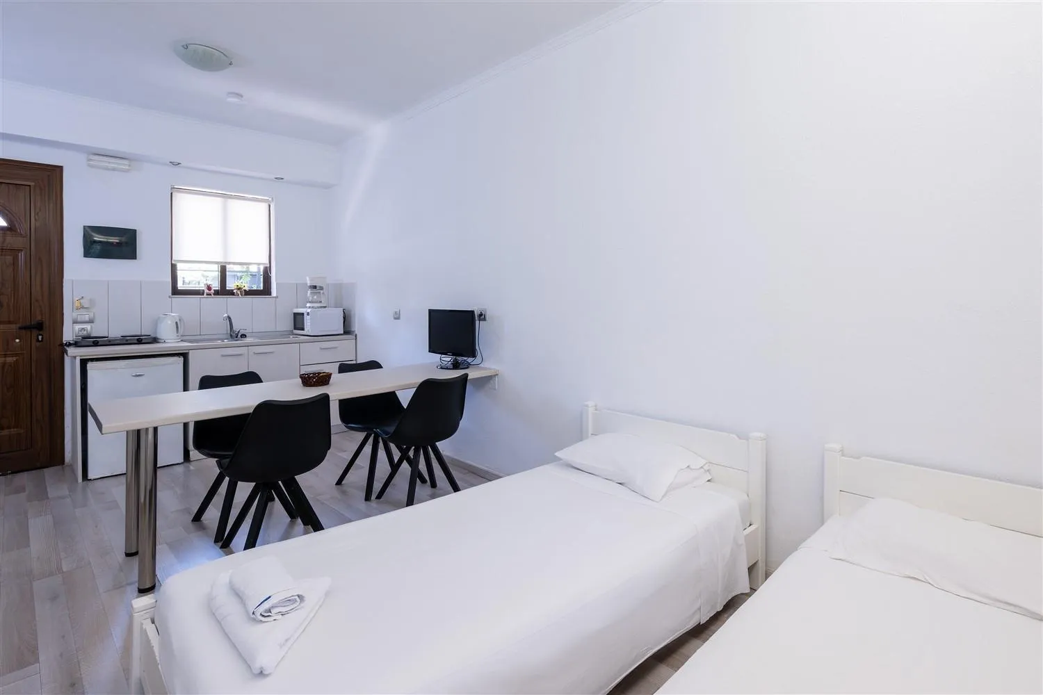 Living room, Bed in Terinikos Sunny Garden Hotel & Junior Suites