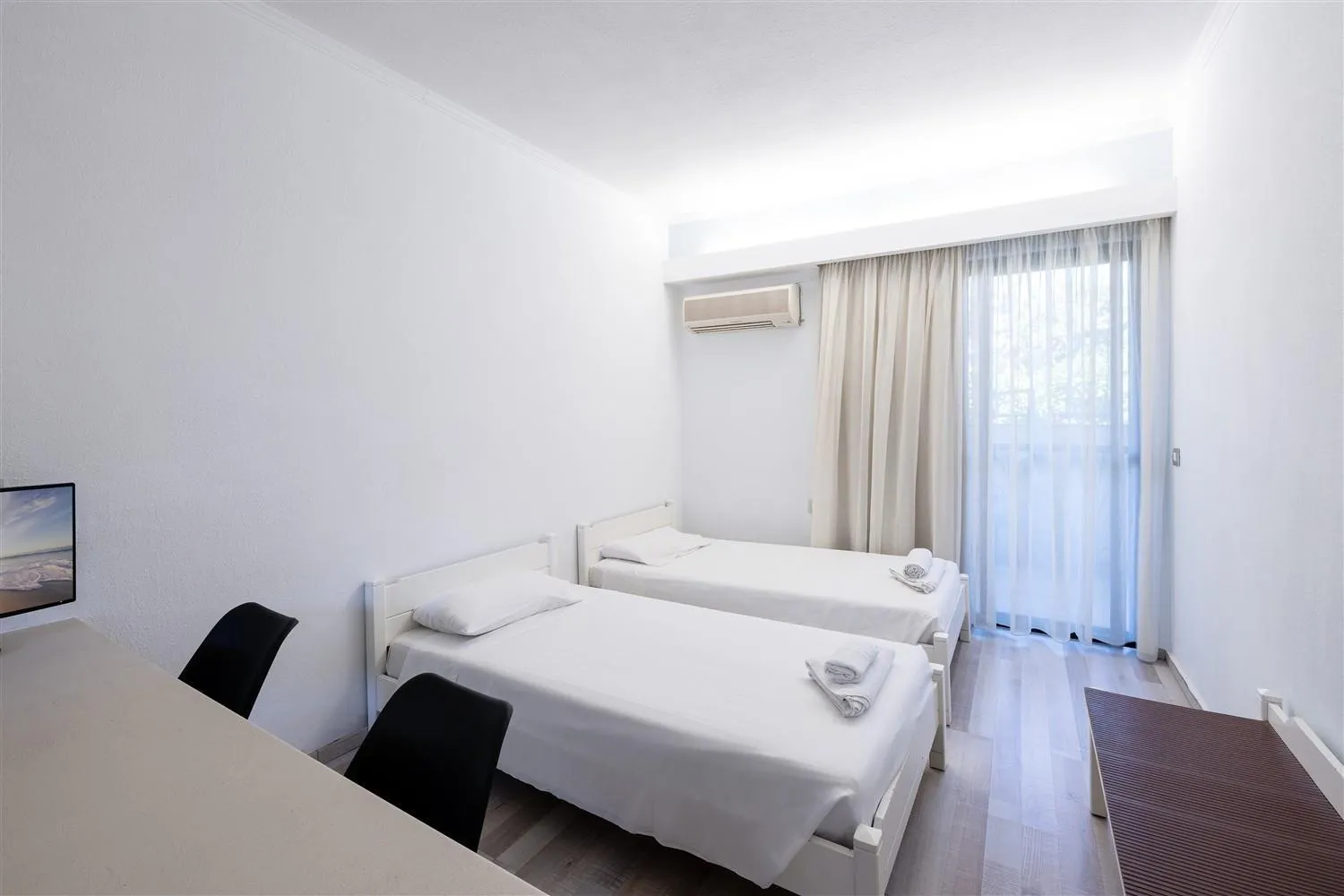 Living room, Bed in Terinikos Sunny Garden Hotel & Junior Suites