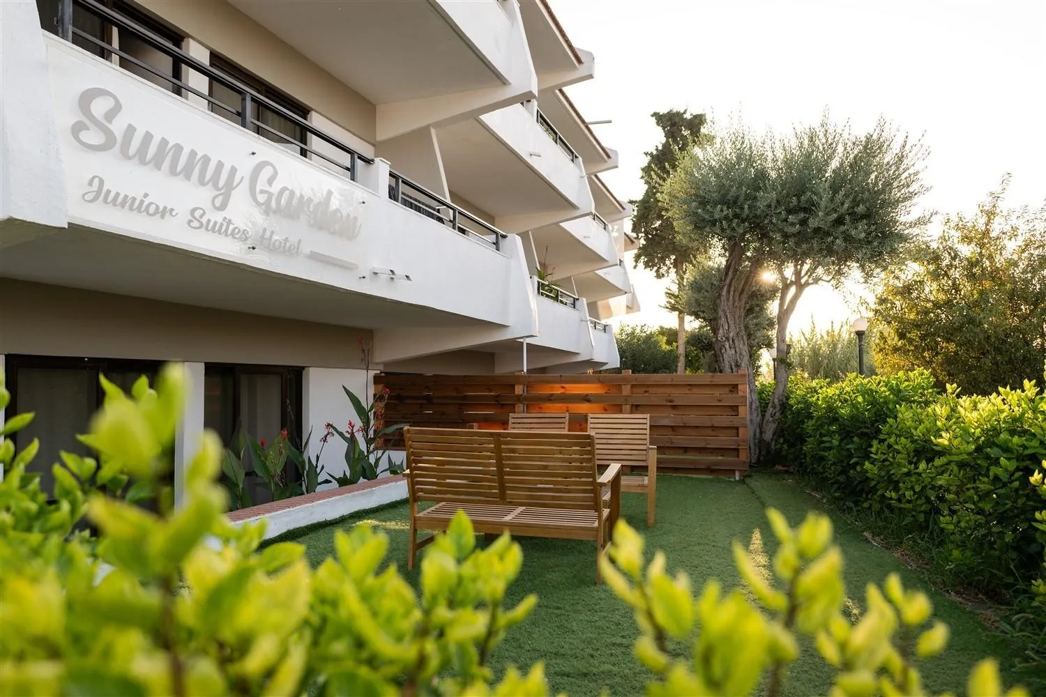 Patio in Terinikos Sunny Garden Hotel & Junior Suites