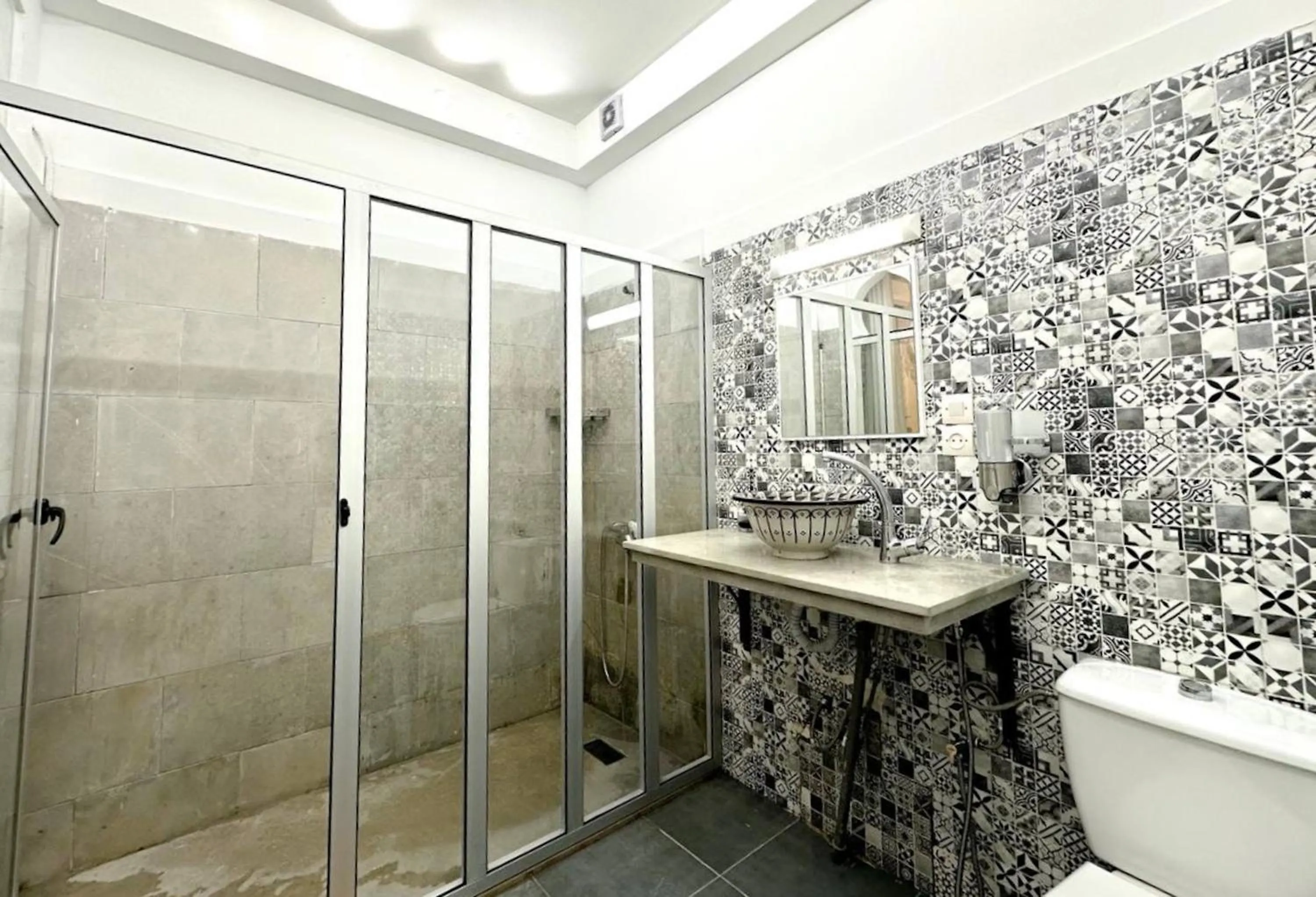 Shower in Riad Verus