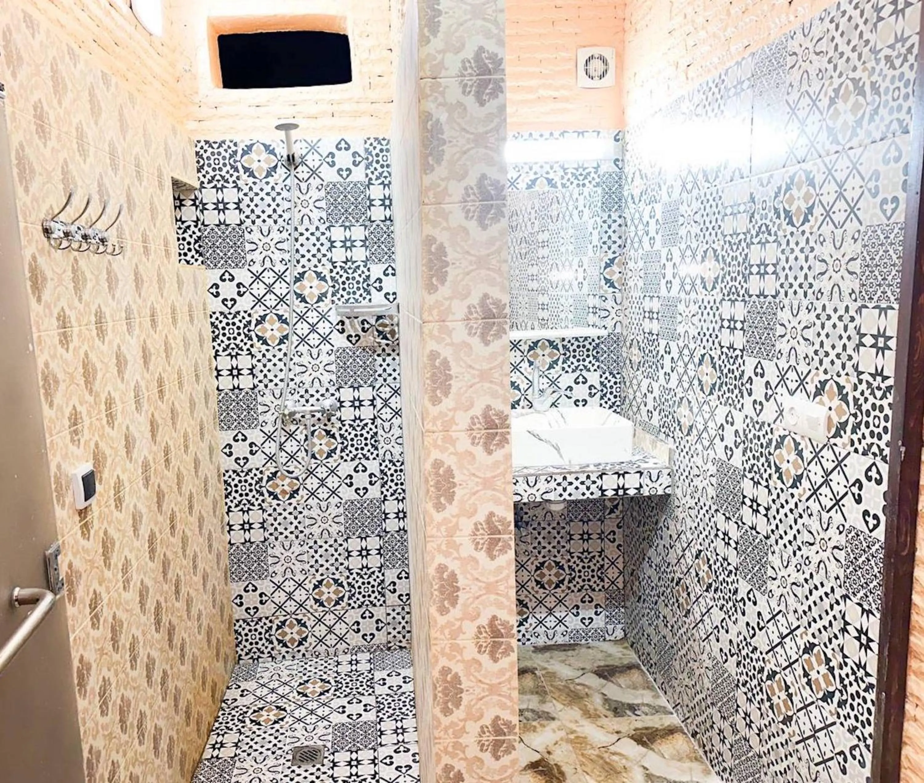 Shower in Riad Verus