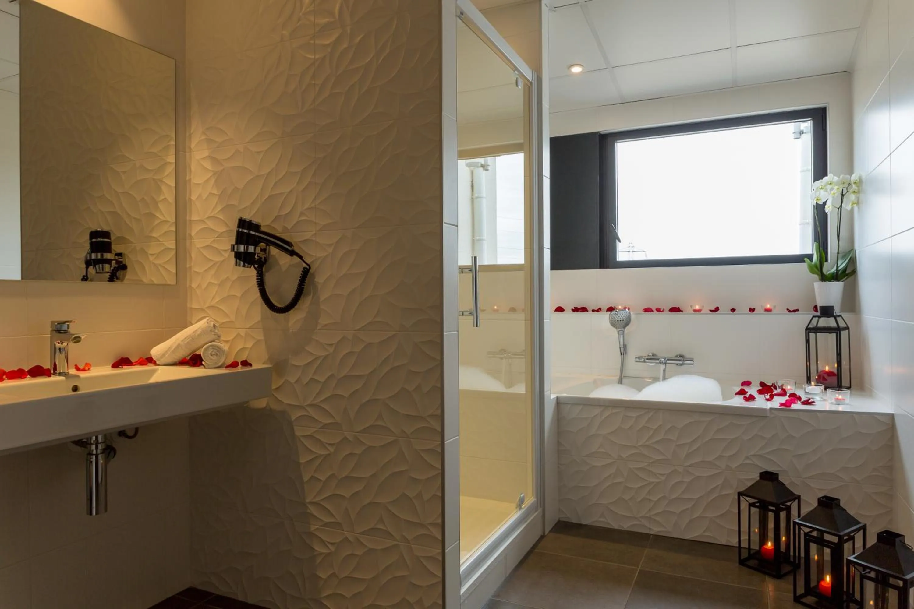 Bathroom in Hôtel Originals City, Armony Dijon - Chenôve