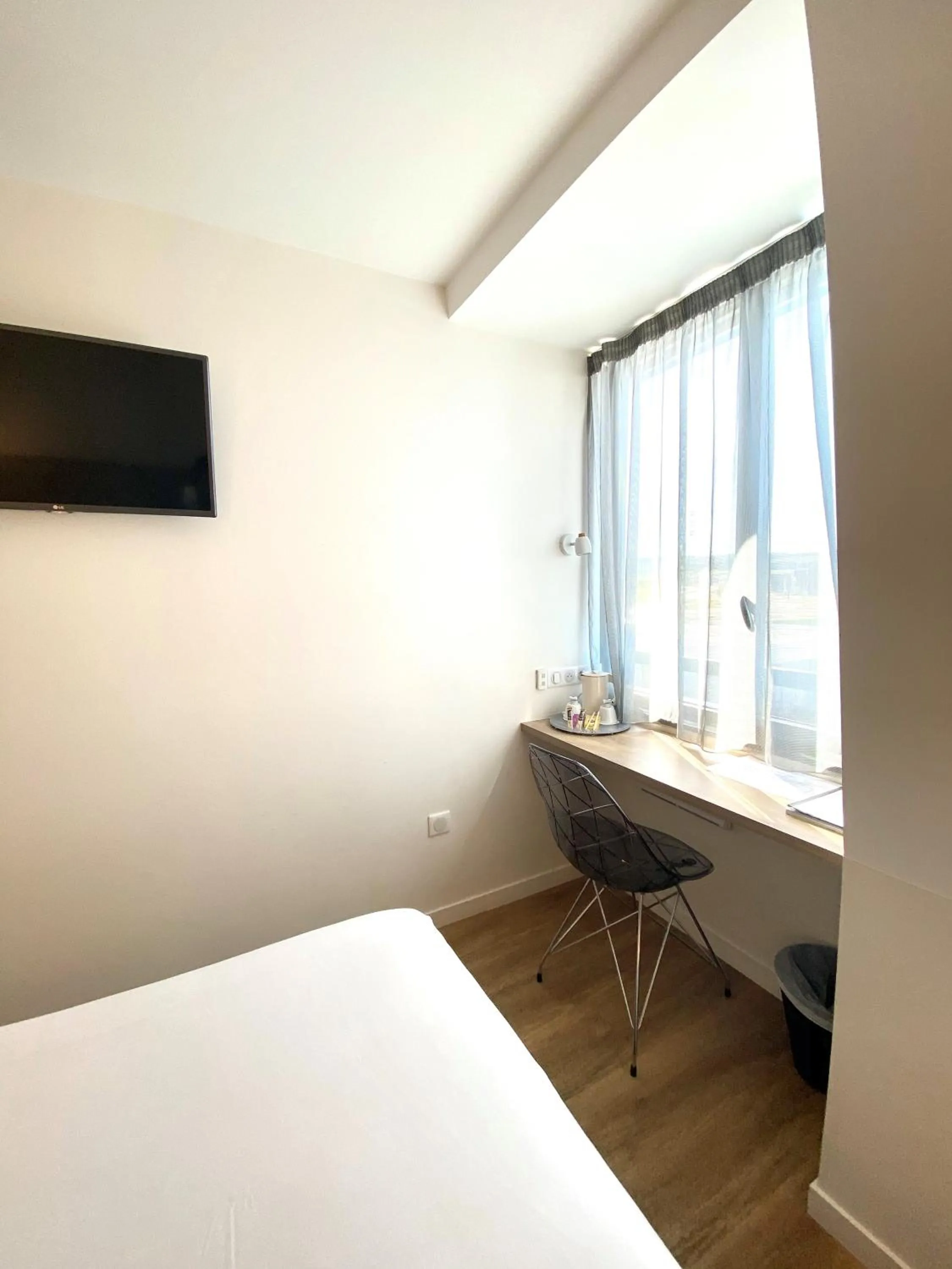 TV and multimedia, Bed in Hôtel Originals City, Armony Dijon - Chenôve