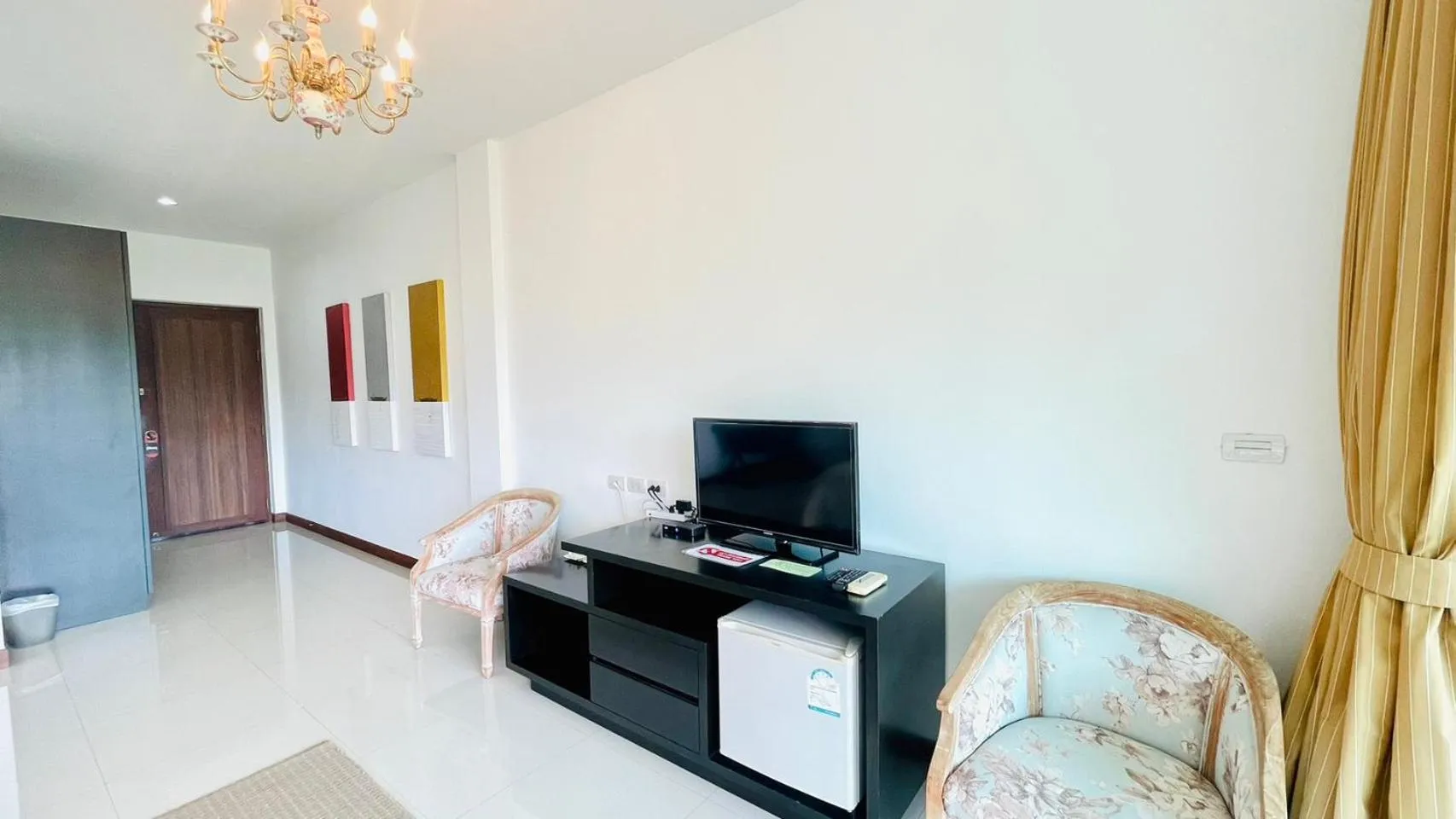 Communal lounge/ TV room in Baan Ing Khao