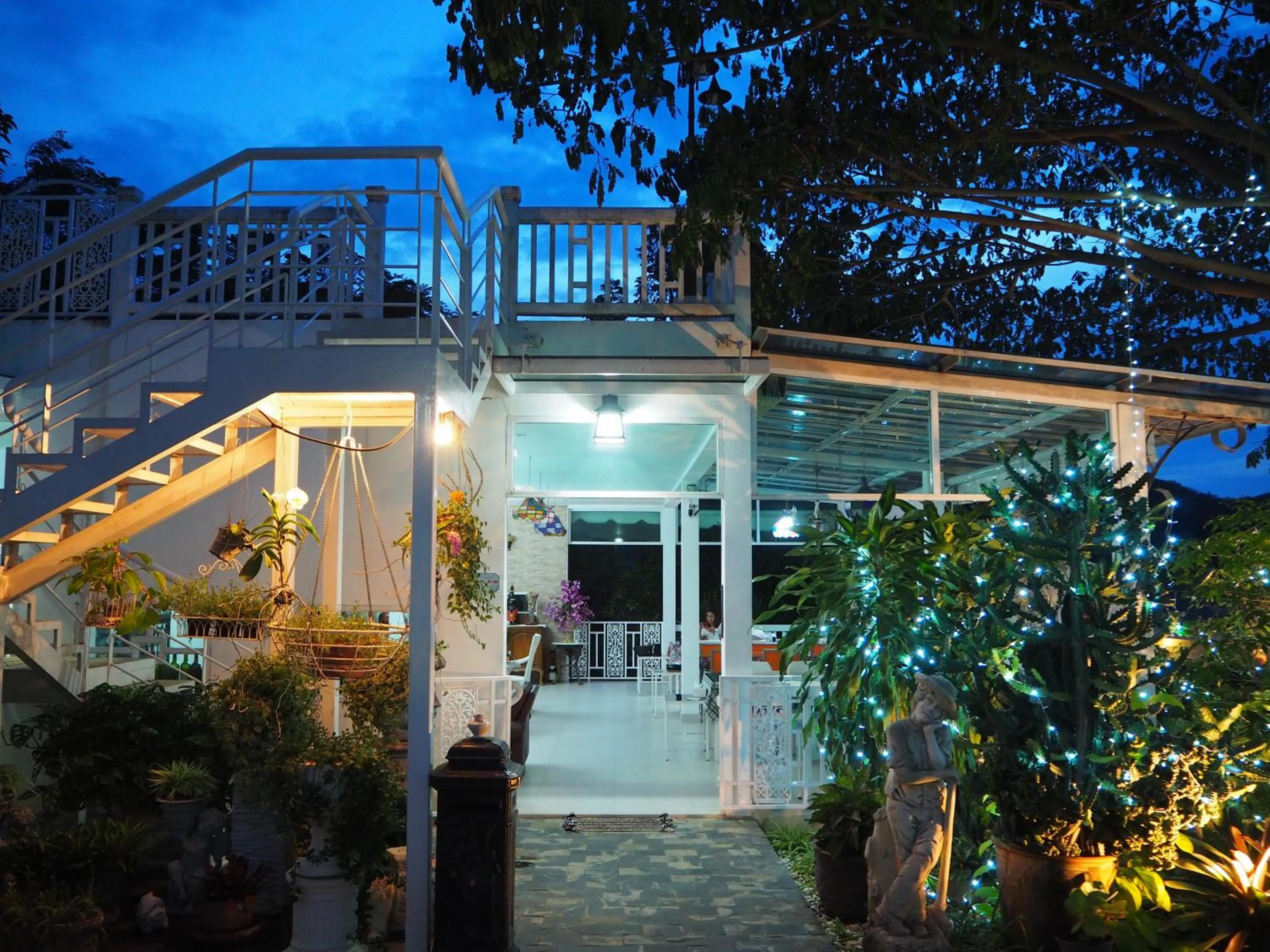 Restaurant/places to eat in Baan Ing Khao