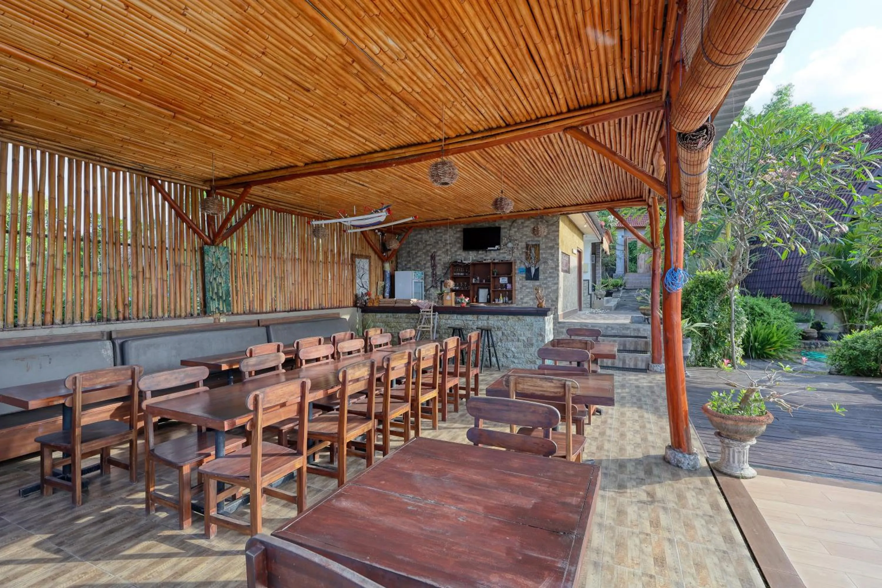 Restaurant/places to eat in Bataran Garden Cottage