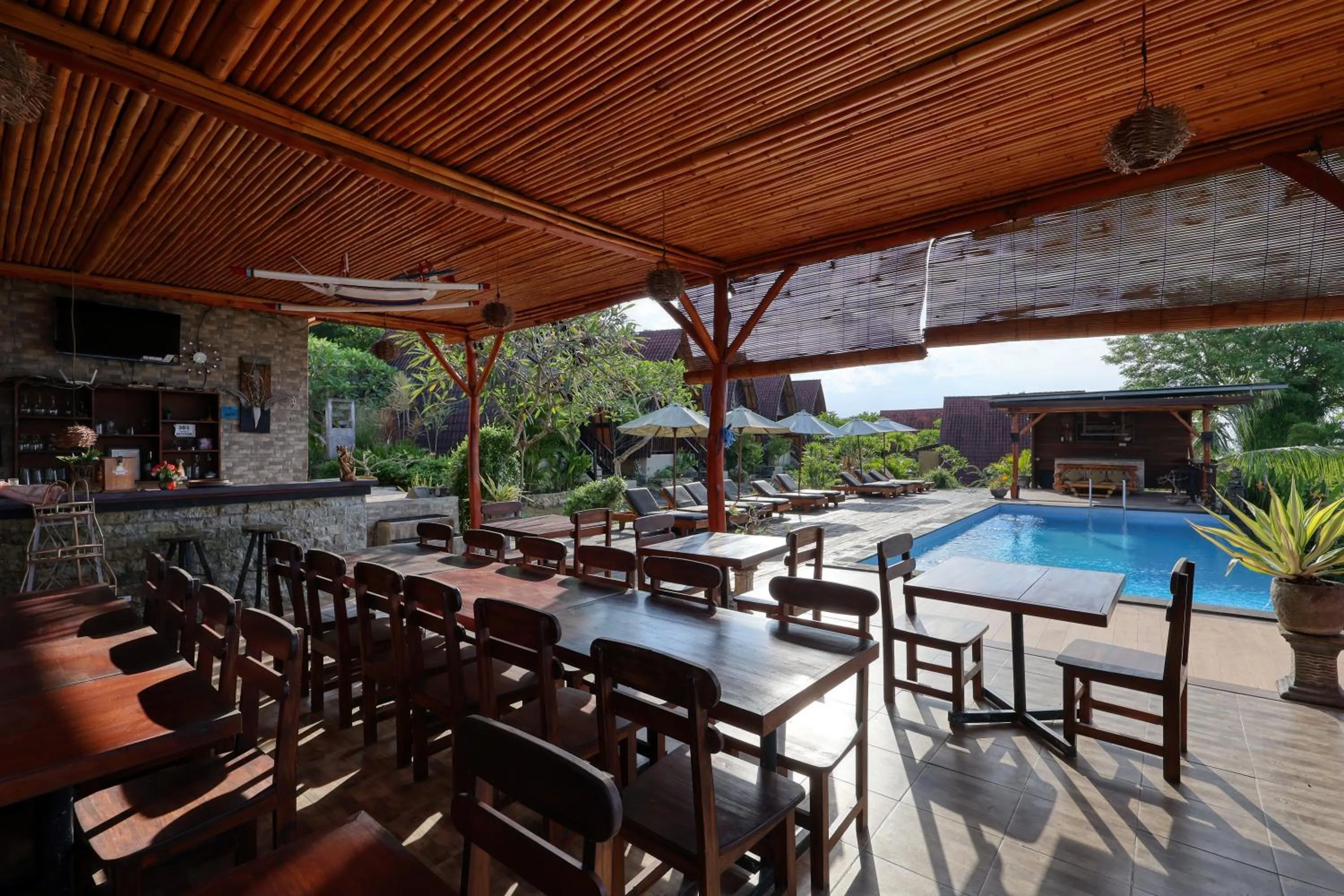 Restaurant/places to eat in Bataran Garden Cottage